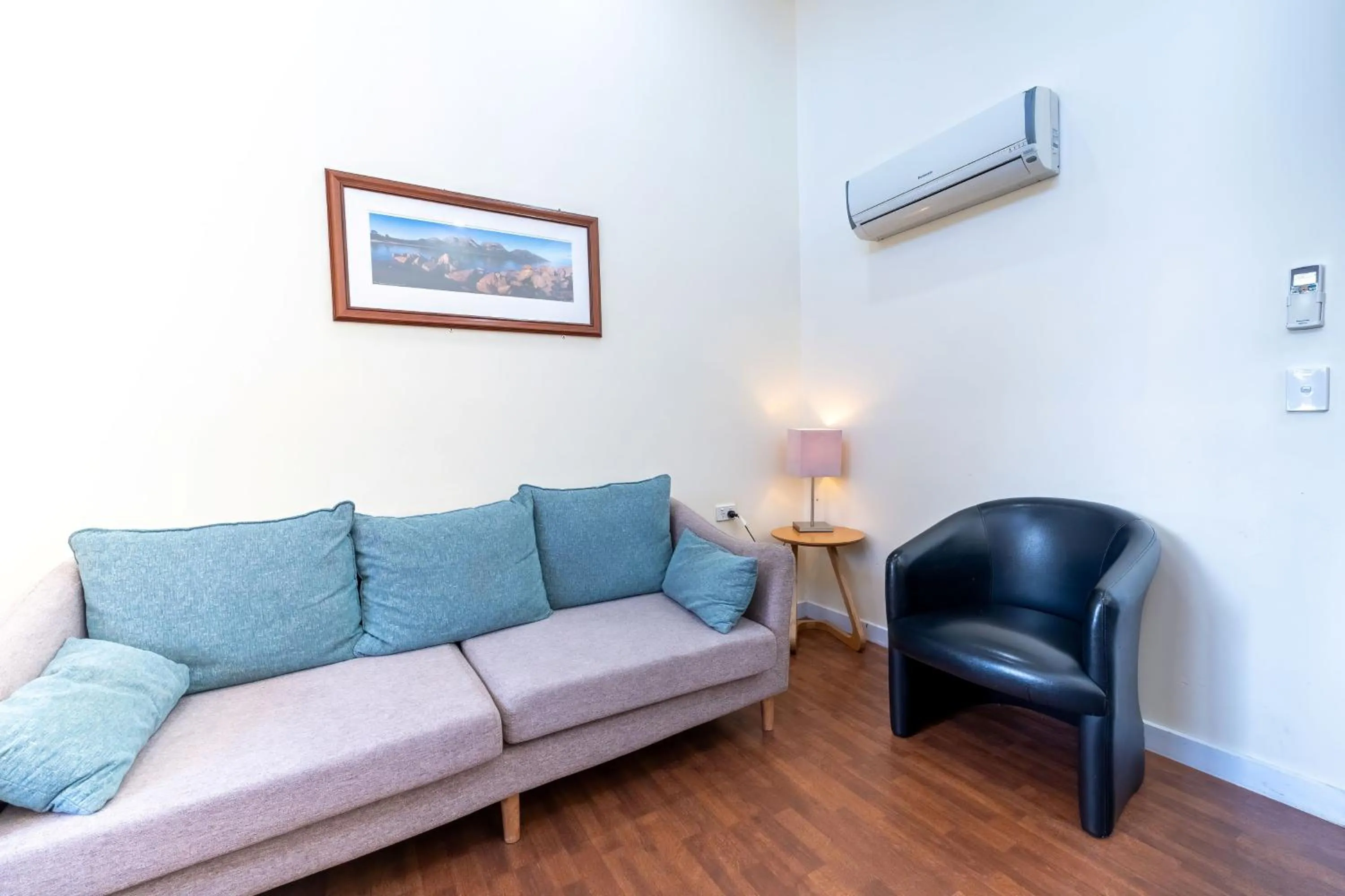 Living room in Olde Tudor Hotel