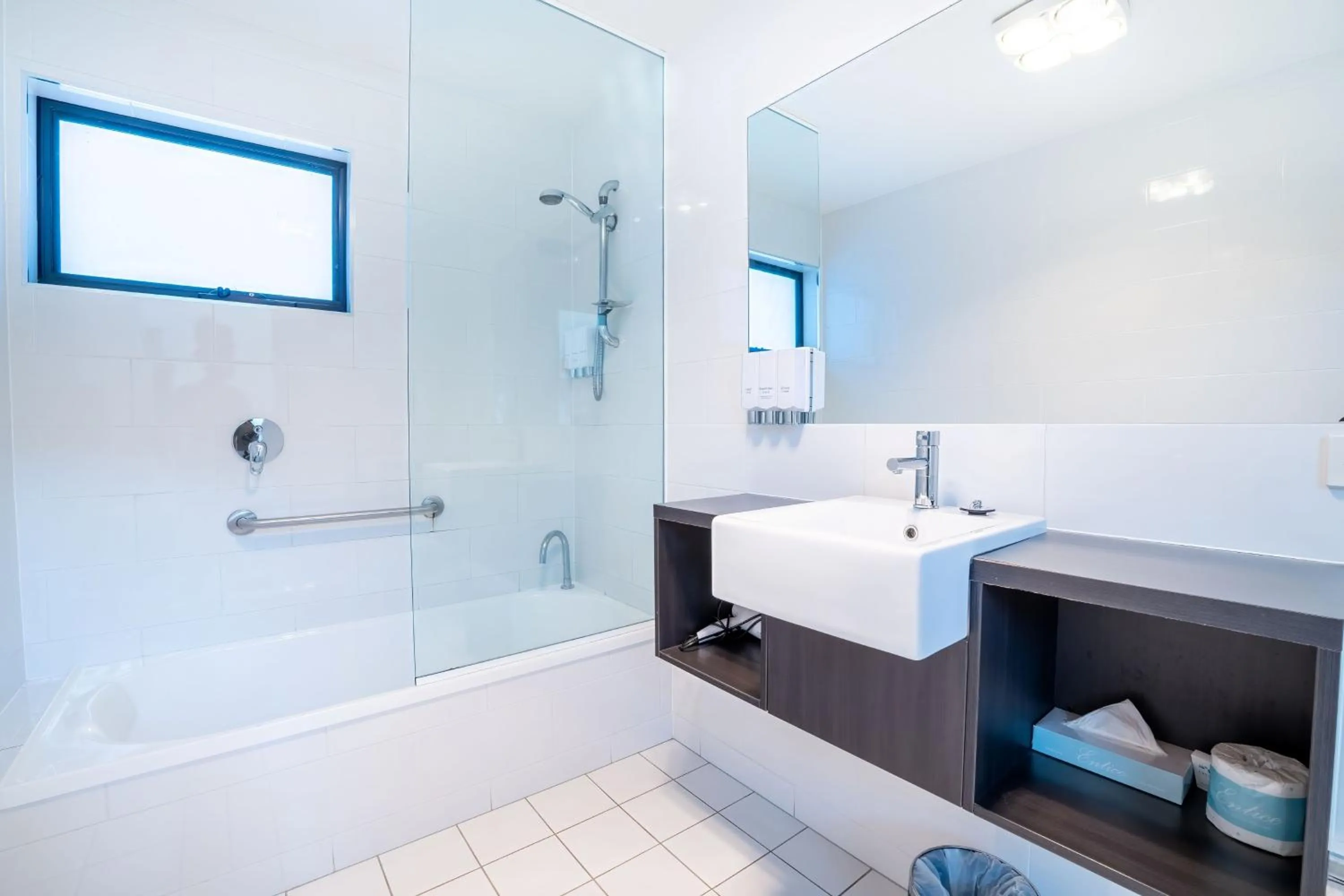 Shower in Olde Tudor Hotel