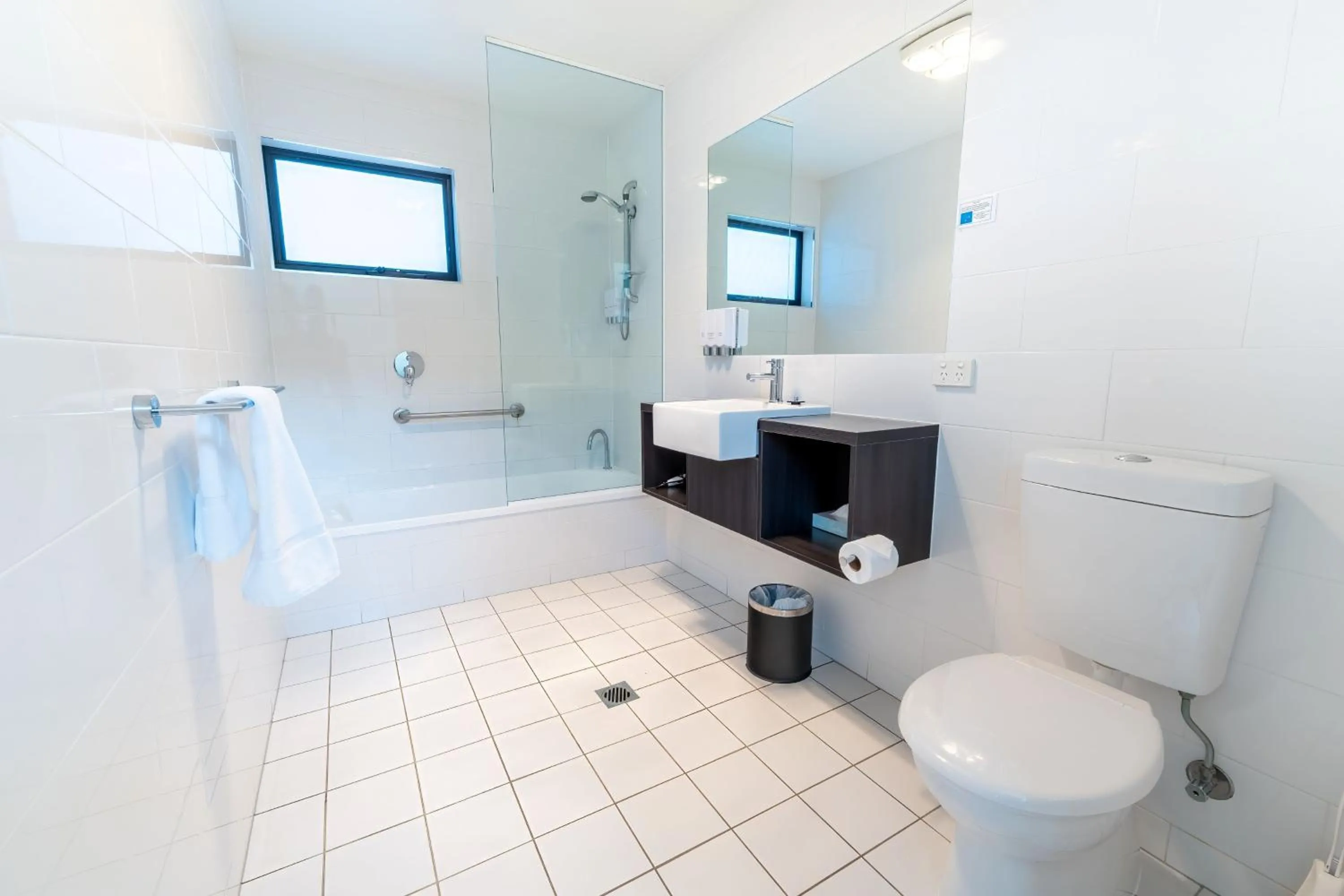 Shower in Olde Tudor Hotel
