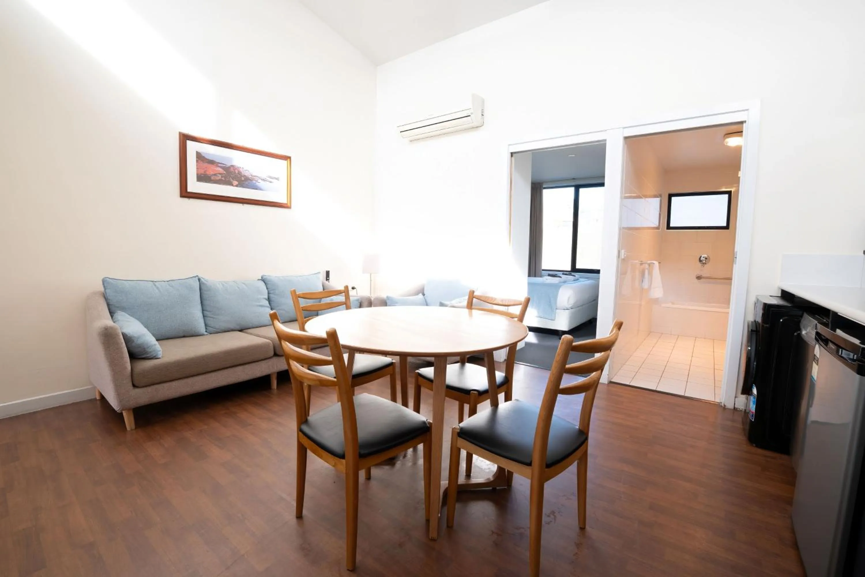 Kitchen or kitchenette in Olde Tudor Hotel