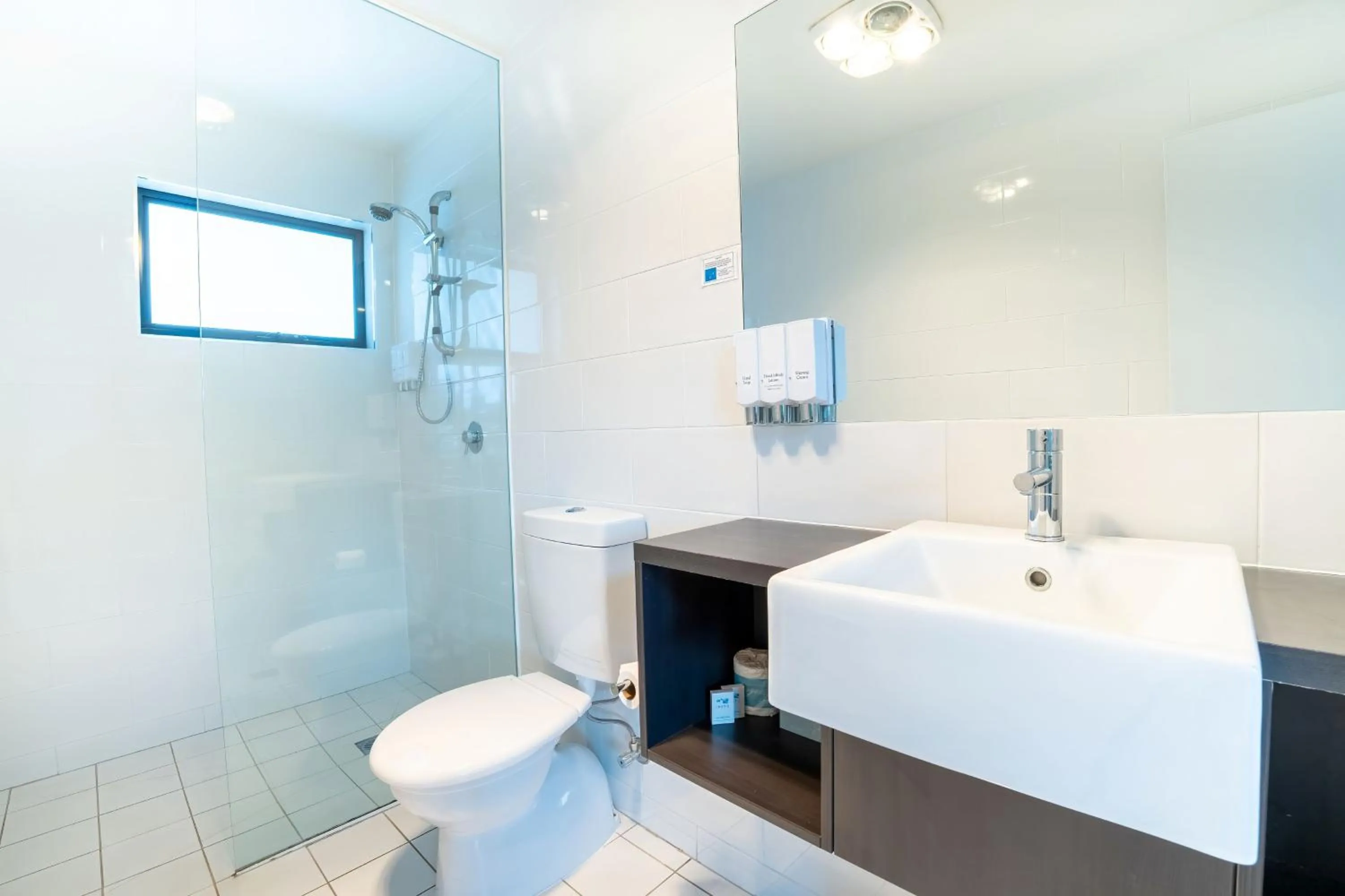 Shower in Olde Tudor Hotel