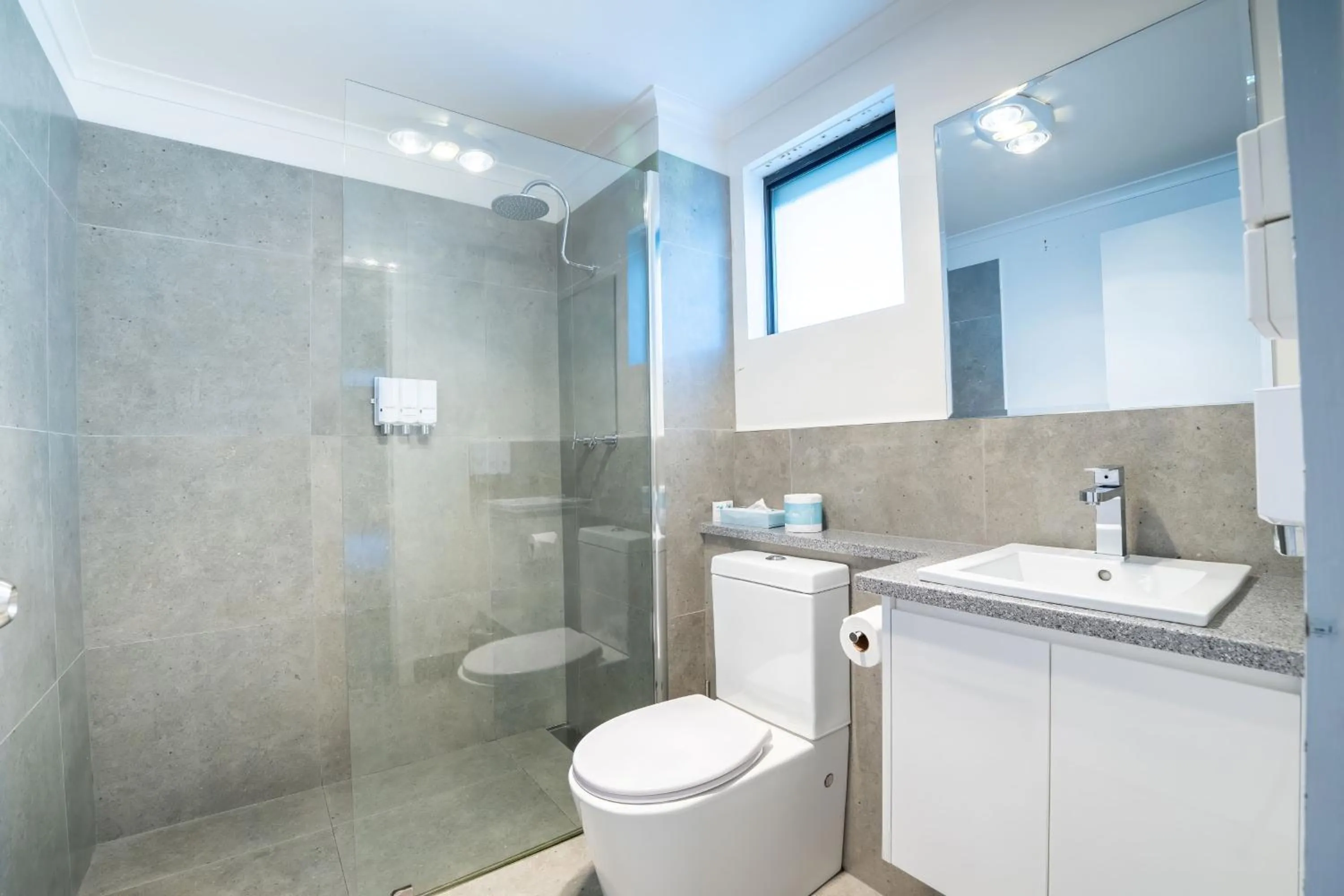 Shower in Olde Tudor Hotel