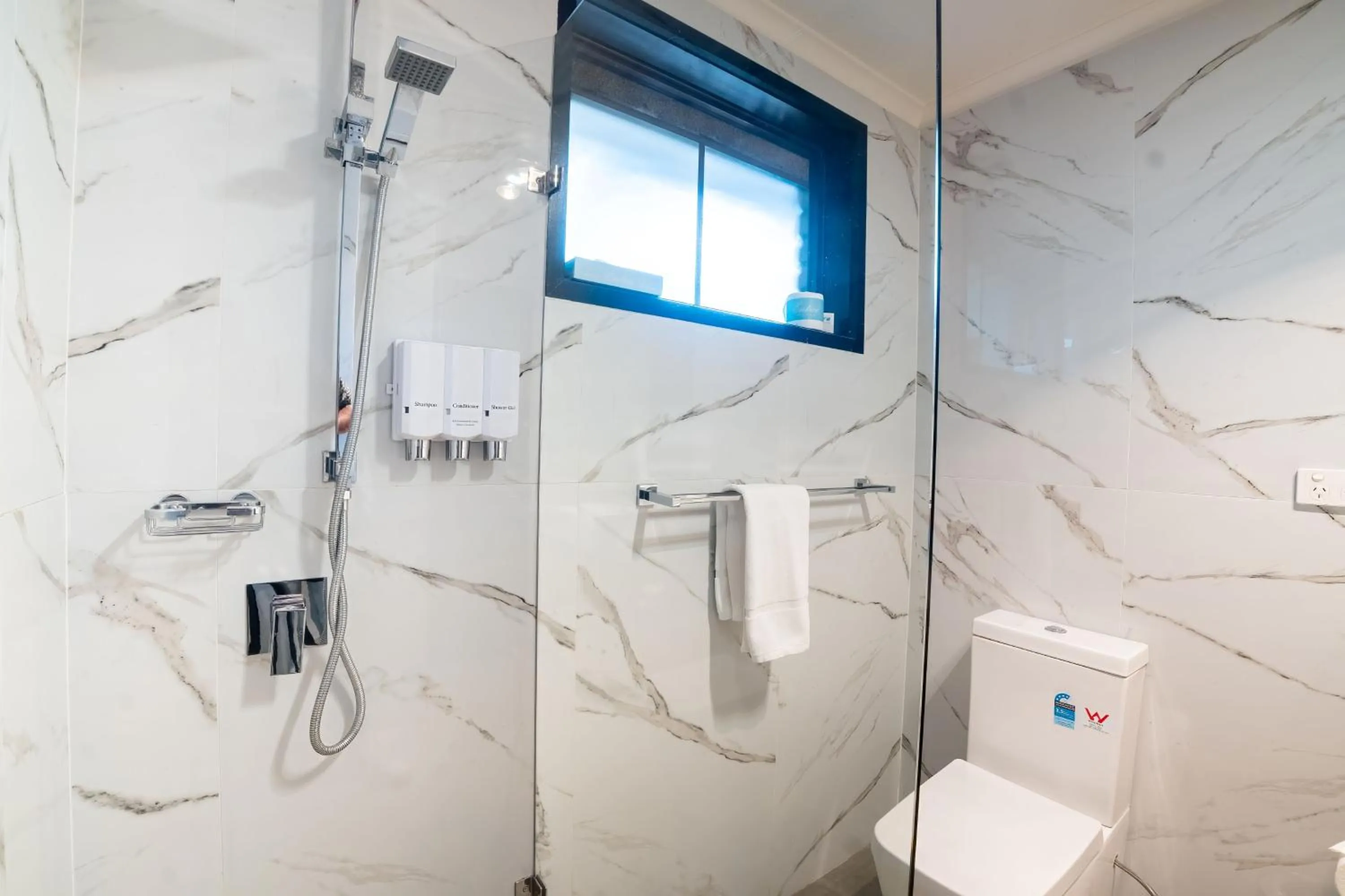 Shower in Olde Tudor Hotel
