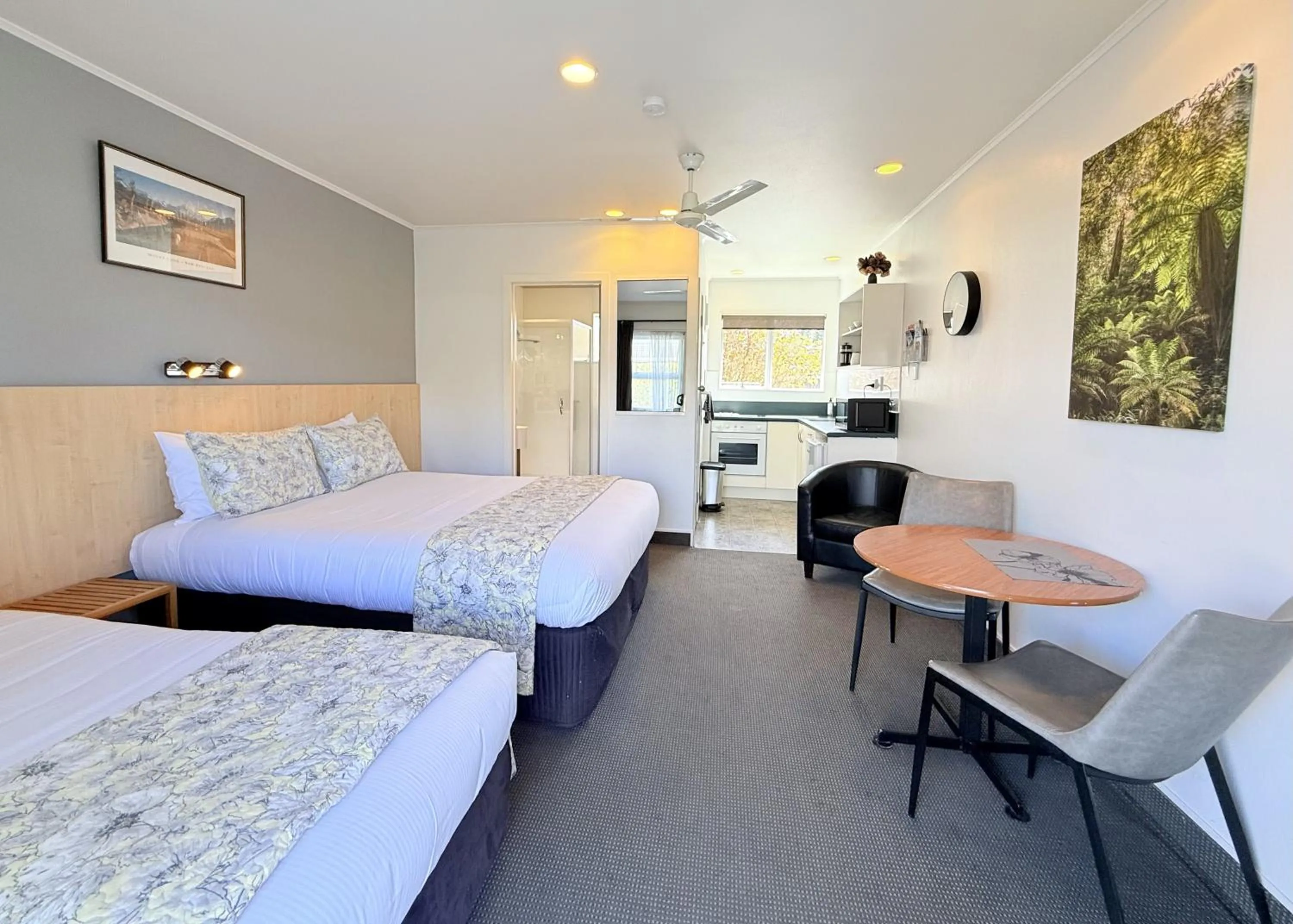 Kitchen or kitchenette, Bed in ASURE Fountain Resort Motel