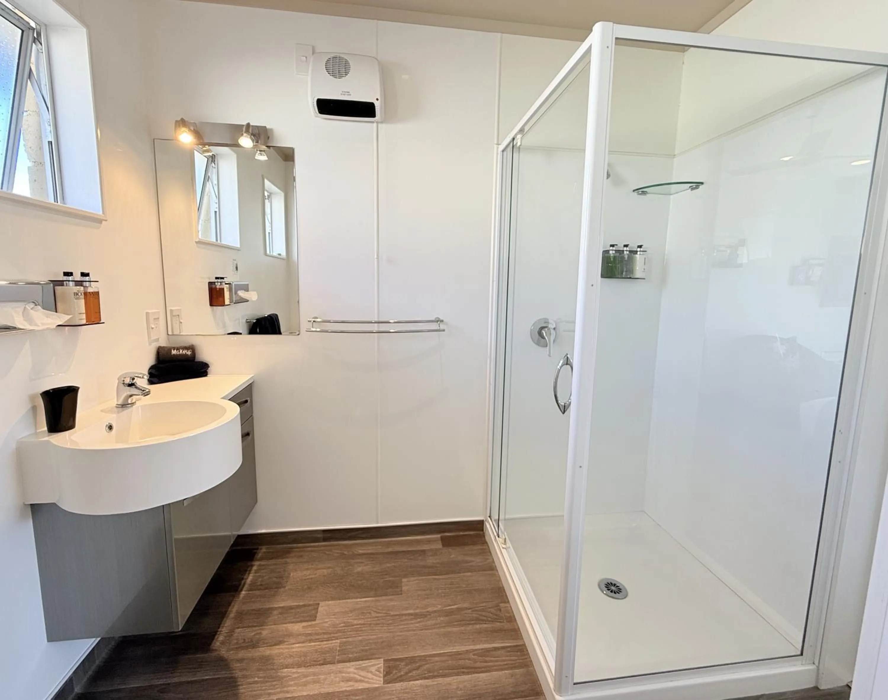 Shower in ASURE Fountain Resort Motel