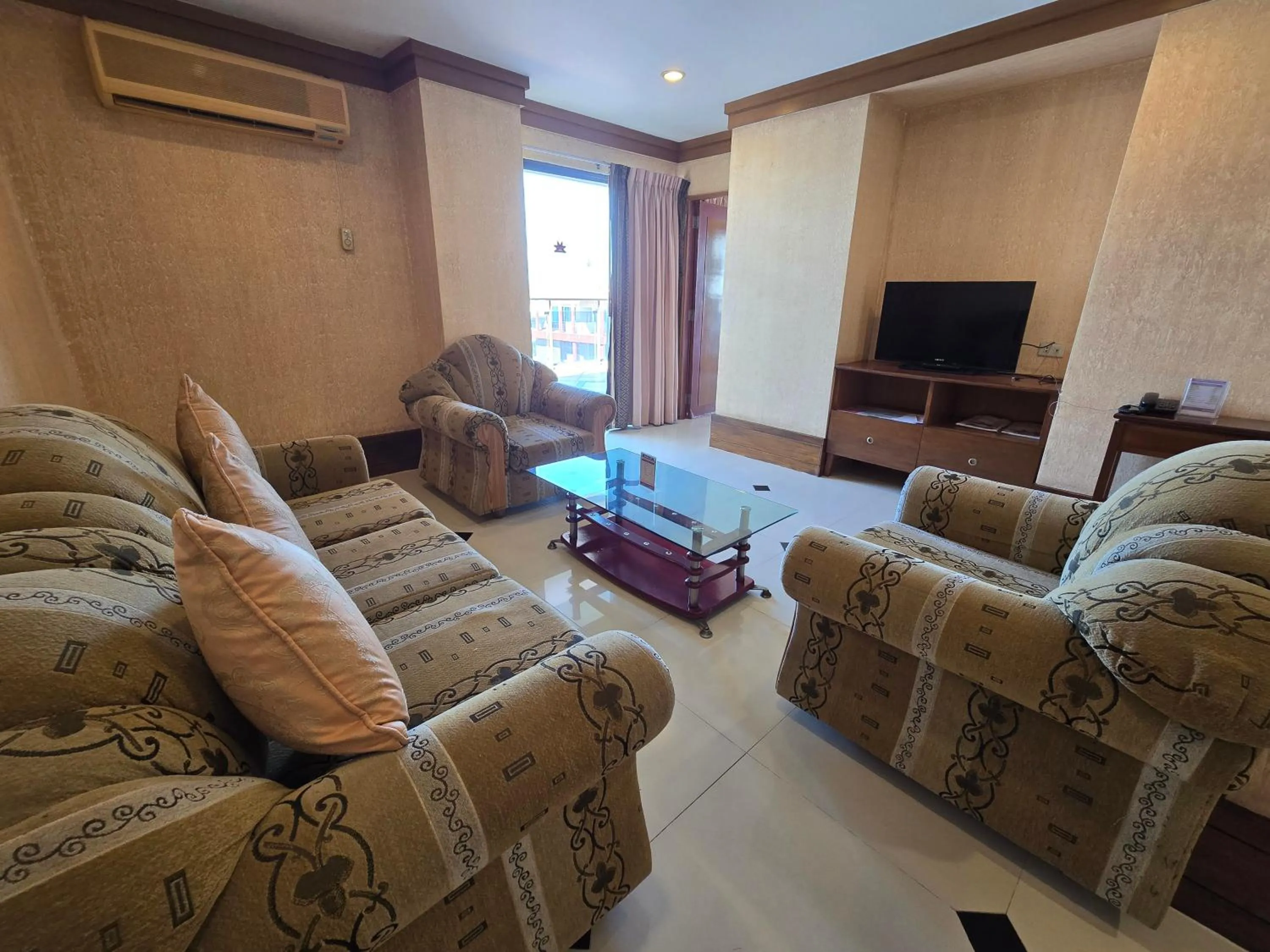 Living room in Mike Beach Resort