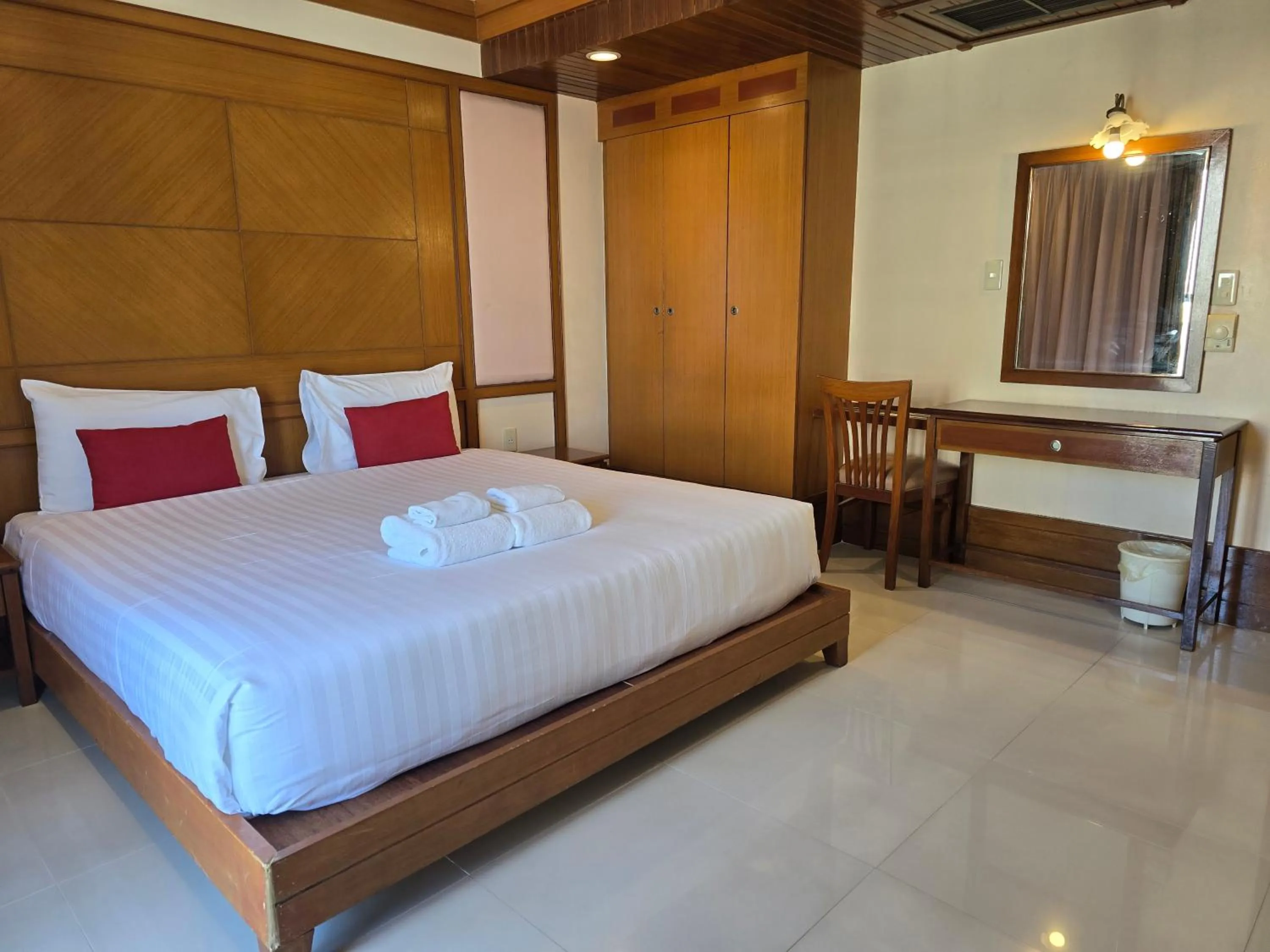Bedroom, Bed in Mike Beach Resort