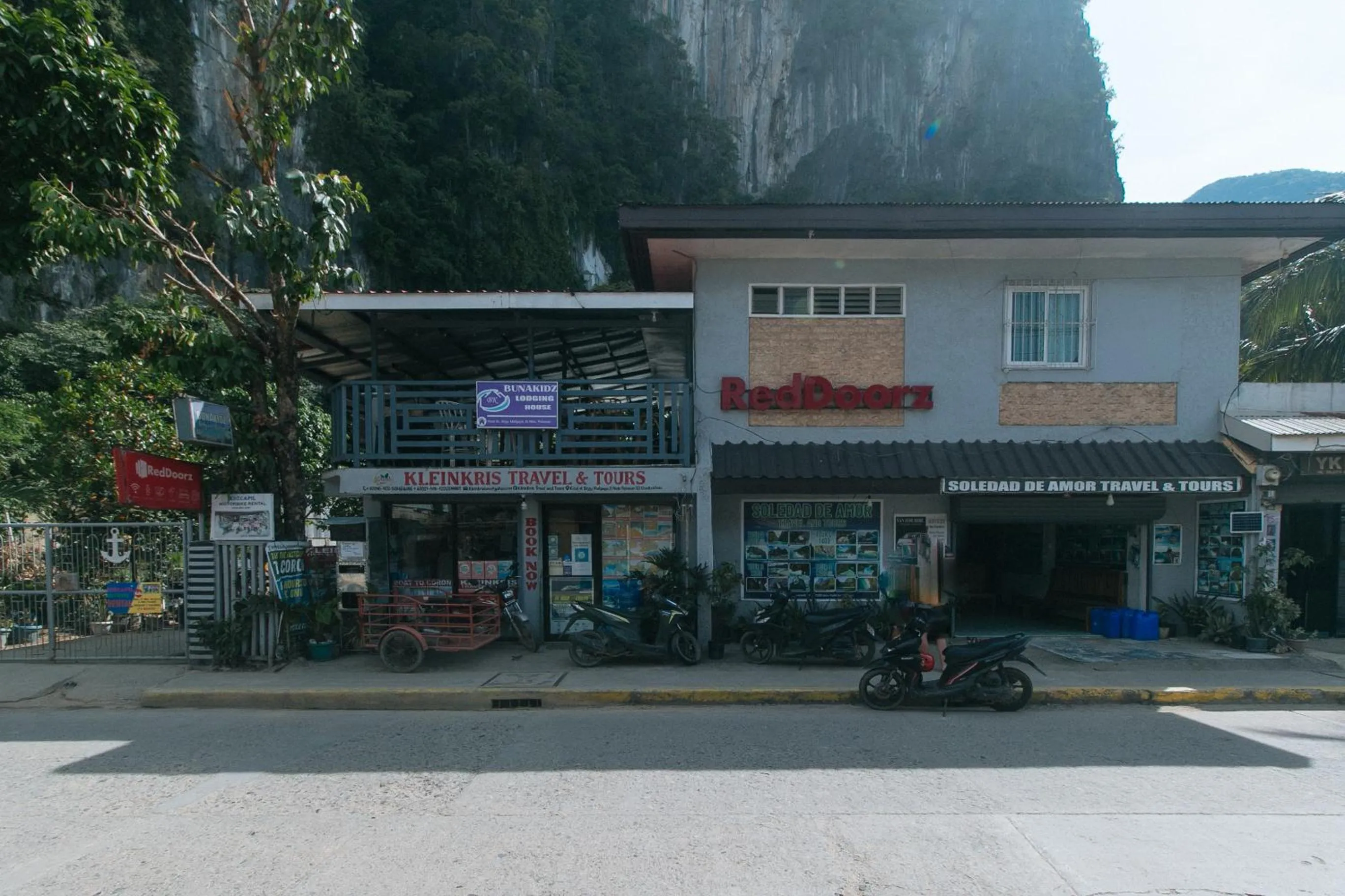 Facade/entrance in RedDoorz at Bunakidz Lodge El Nido Palawan