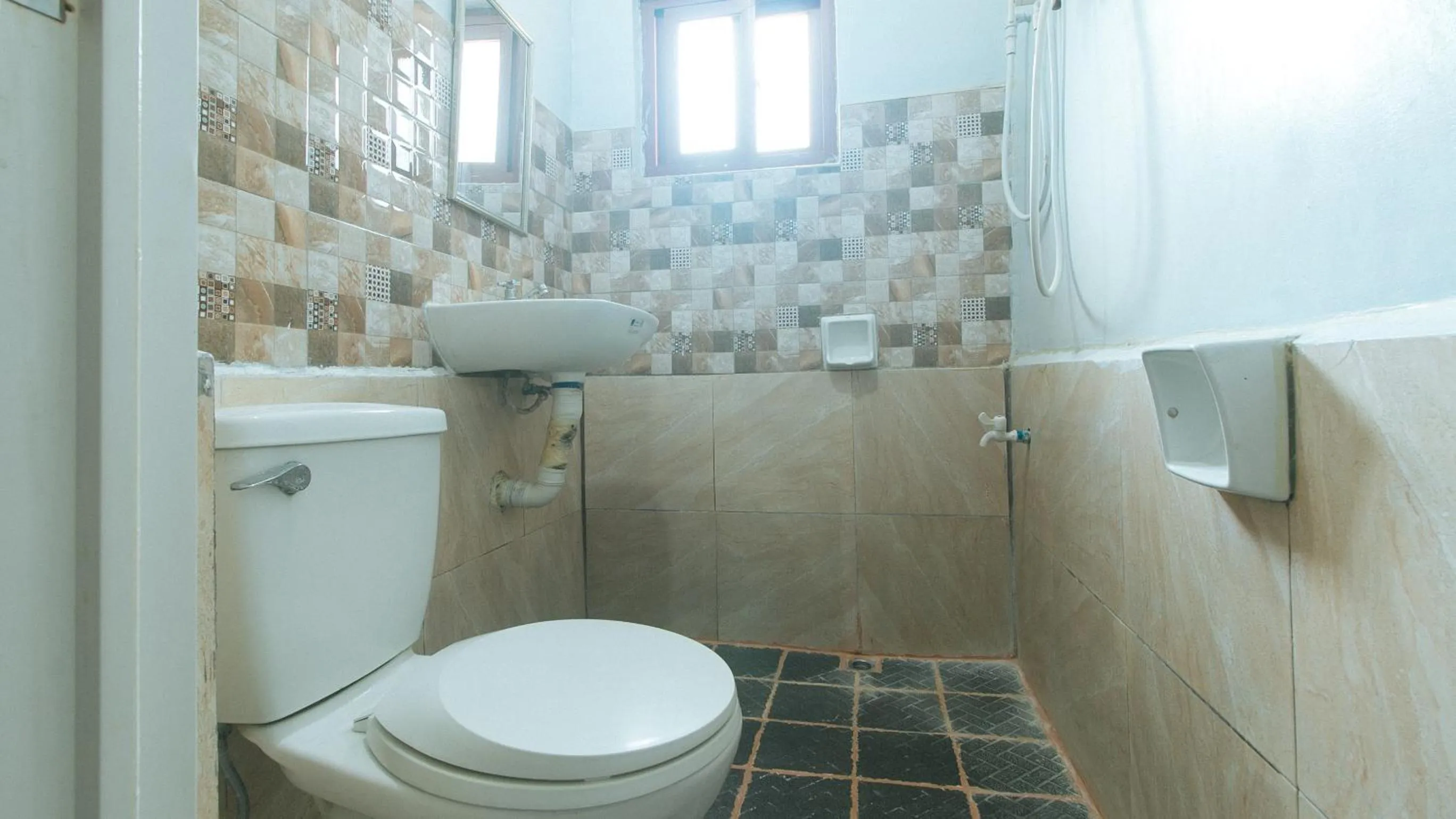 Bathroom in RedDoorz at Bunakidz Lodge El Nido Palawan