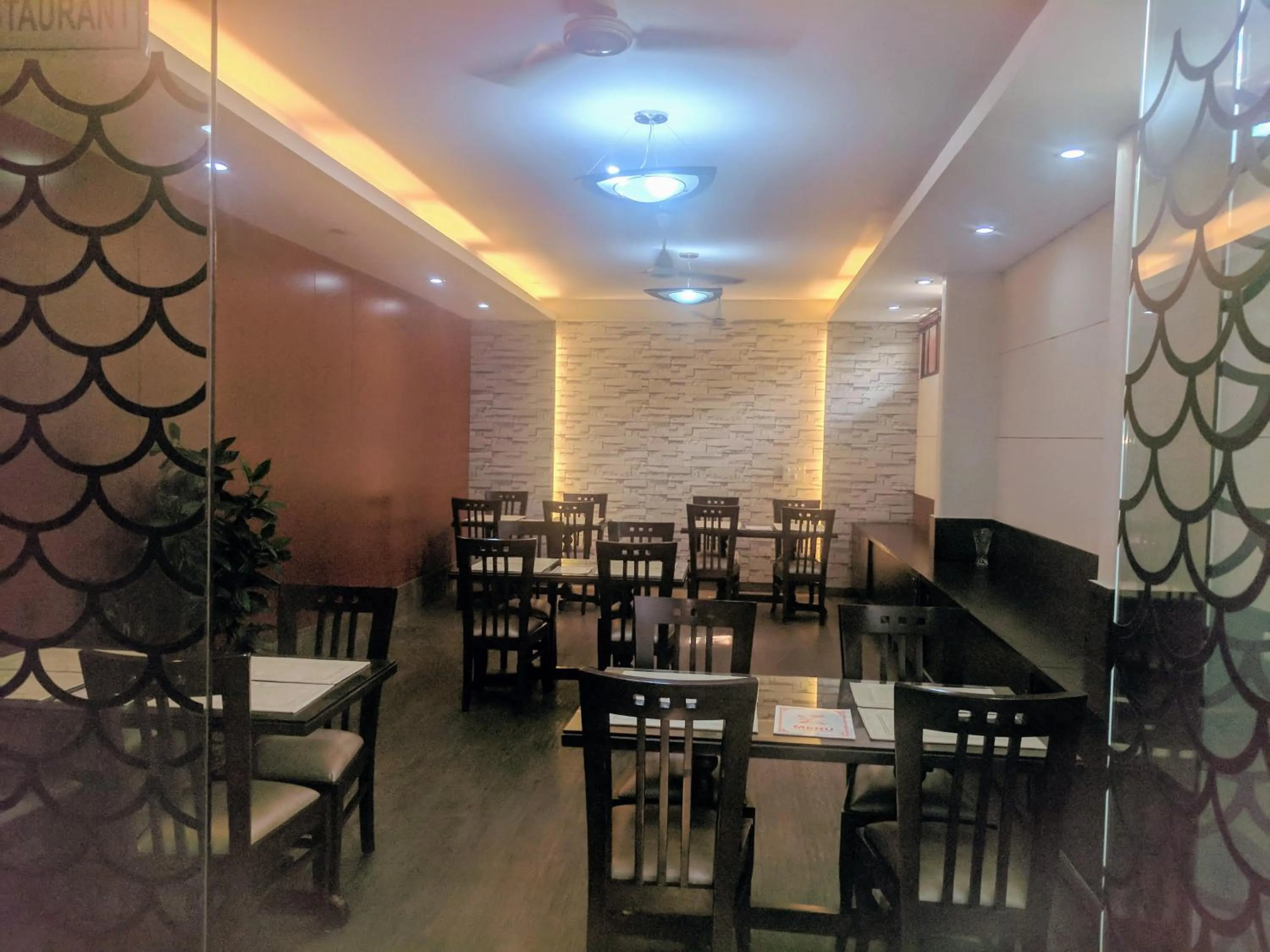 Food and drinks in Hotel Windsor Castle Cyber City