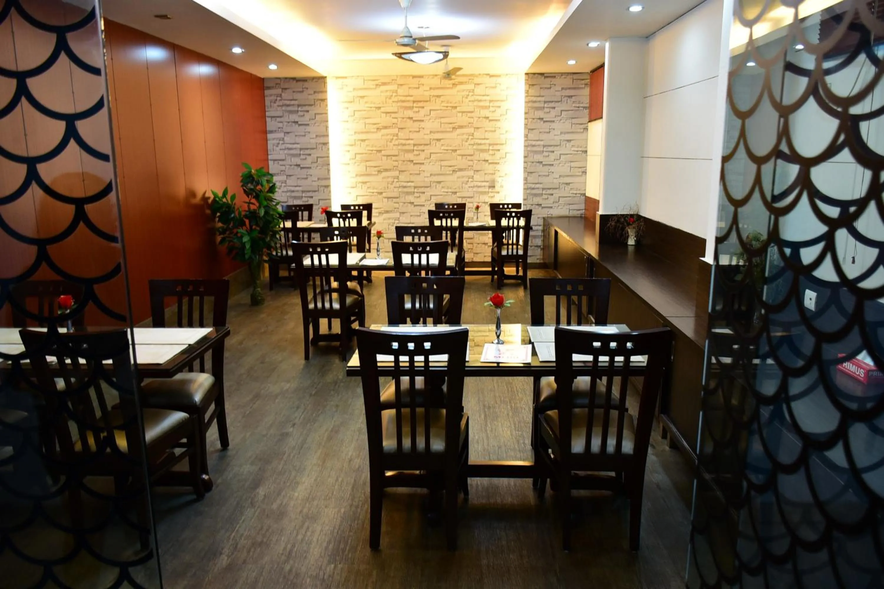 Restaurant/places to eat in Hotel Windsor Castle Cyber City