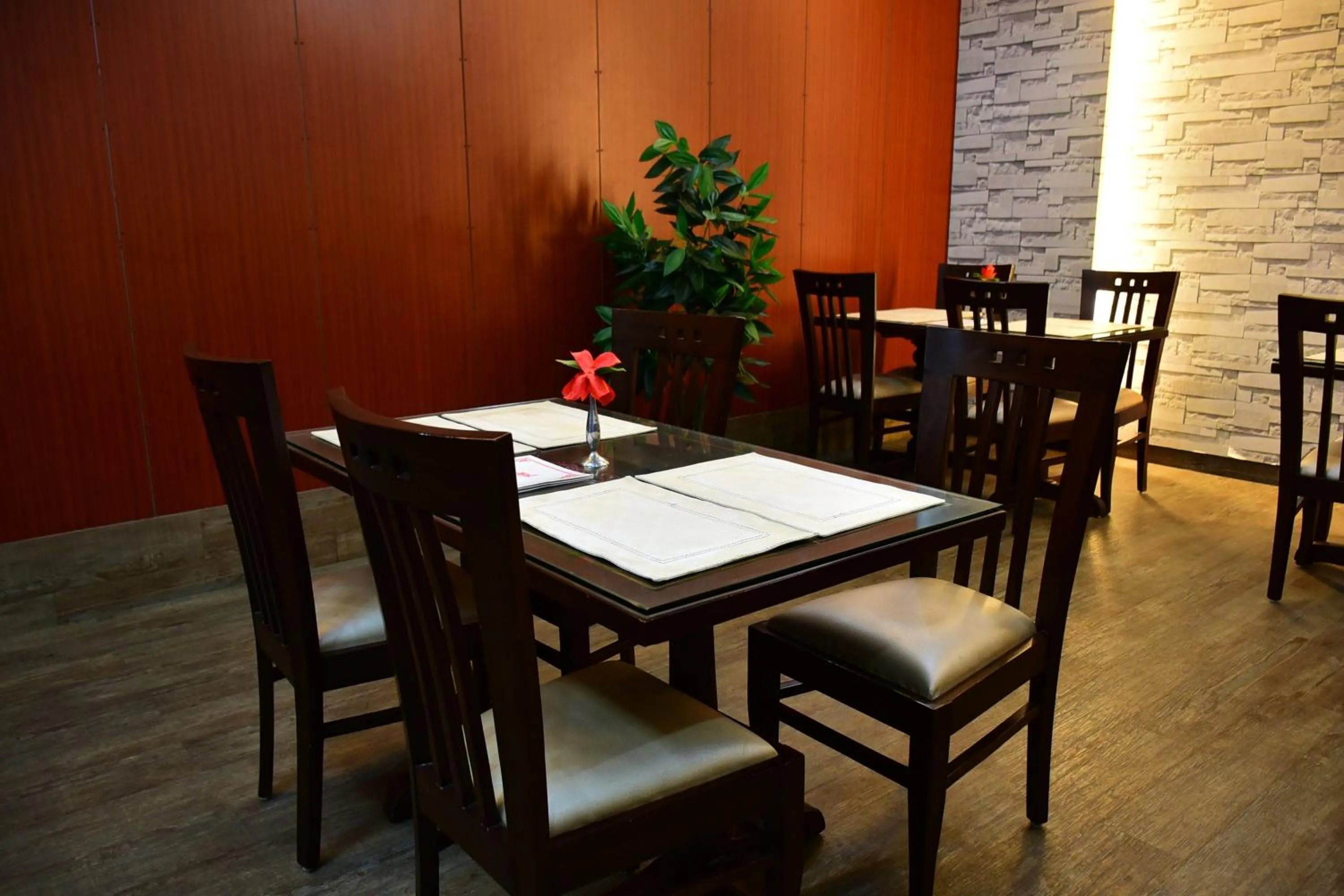 Restaurant/places to eat in Hotel Windsor Castle Cyber City