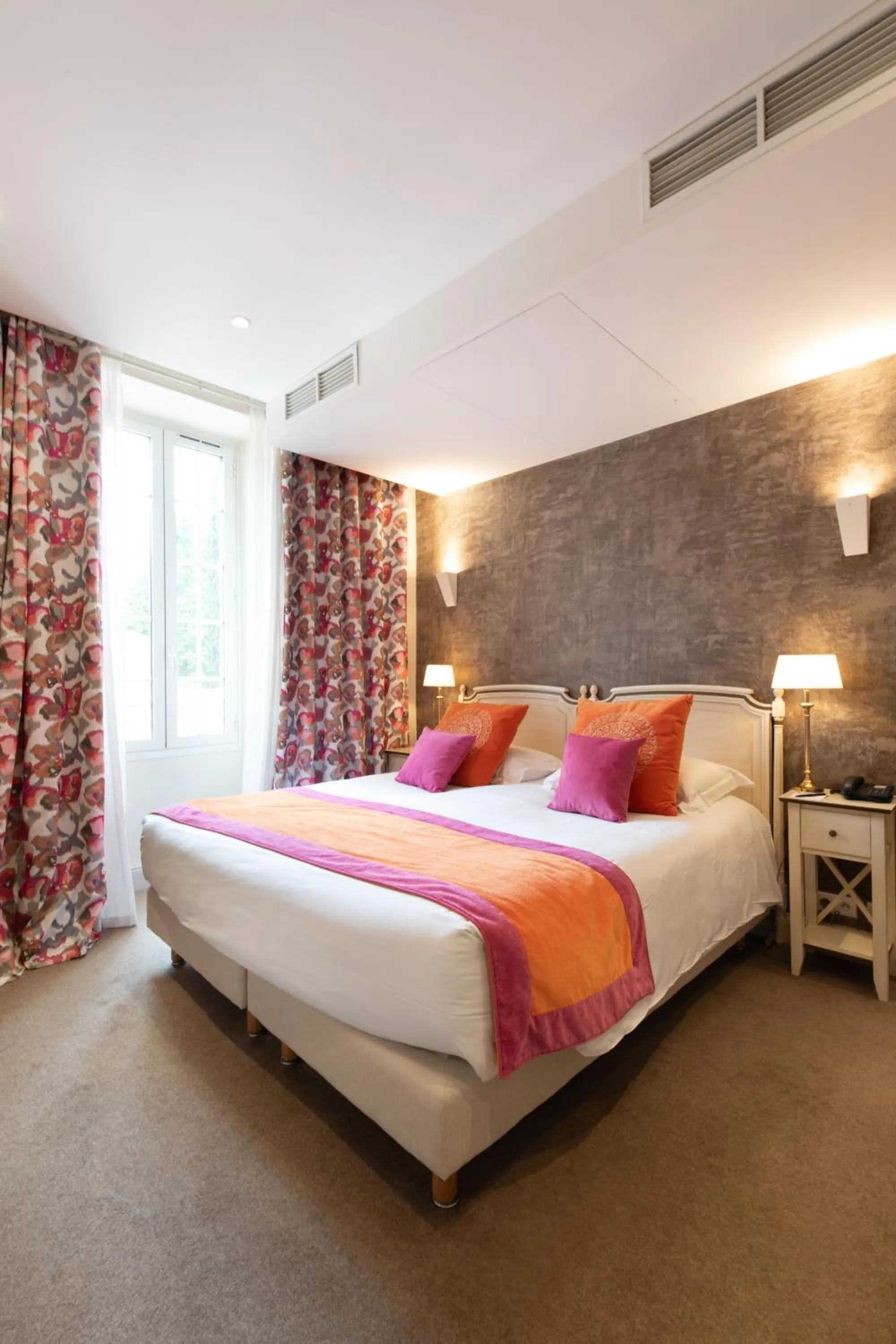 Bed in Hôtel Golf & Spa Château de la Bégude The Originals Collection