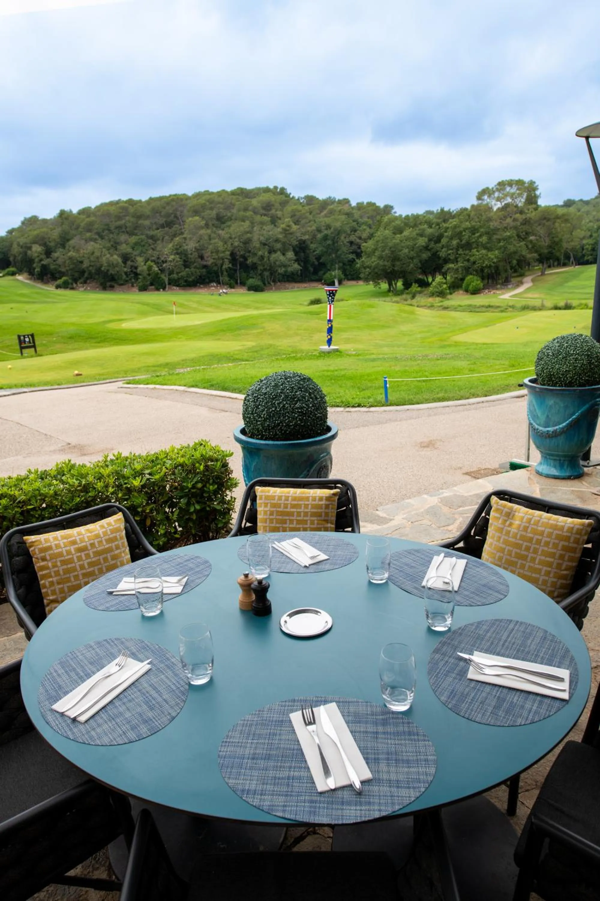 Restaurant/places to eat in Hôtel Golf & Spa Château de la Bégude The Originals Collection