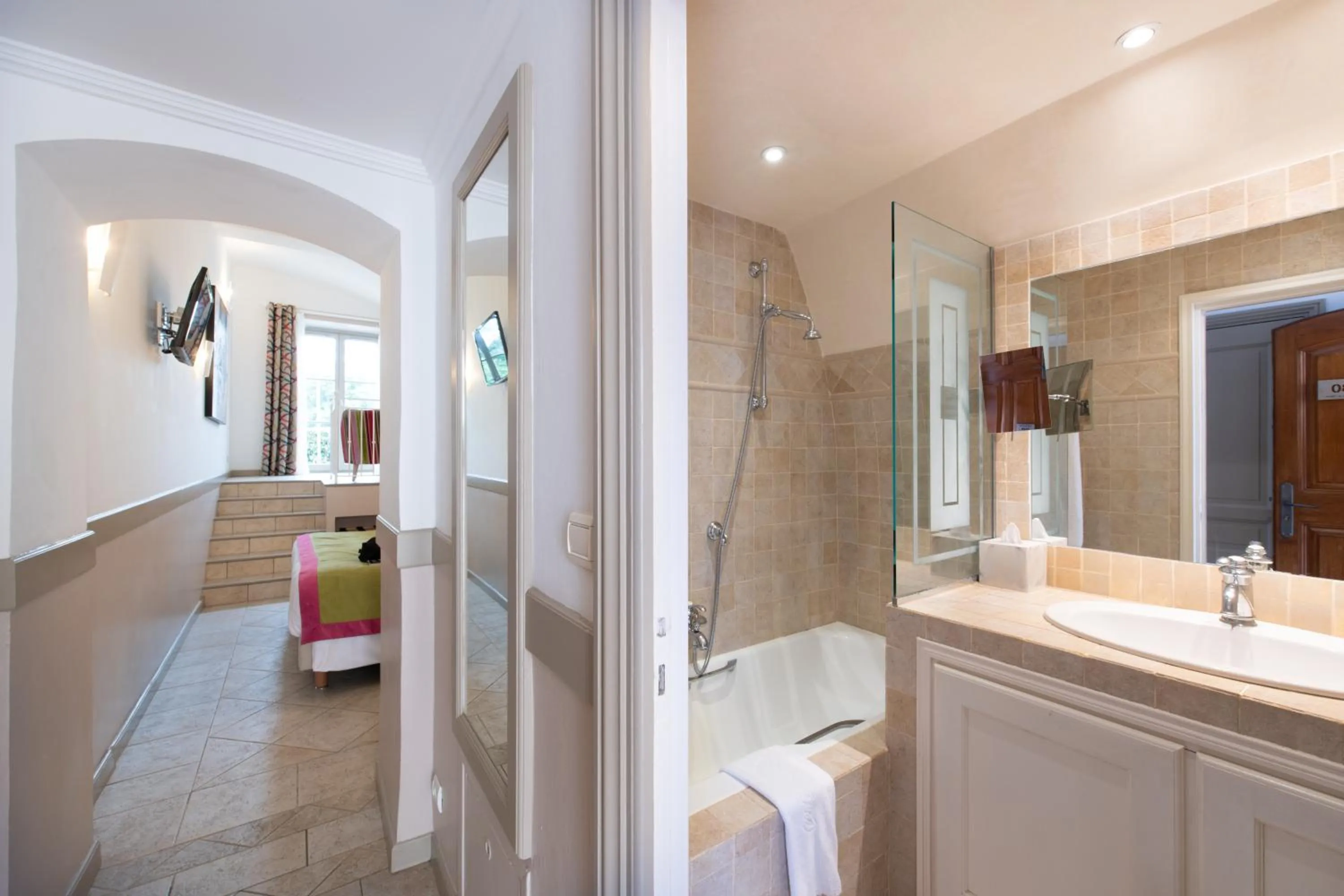 Bathroom in Hôtel Golf & Spa Château de la Bégude The Originals Collection
