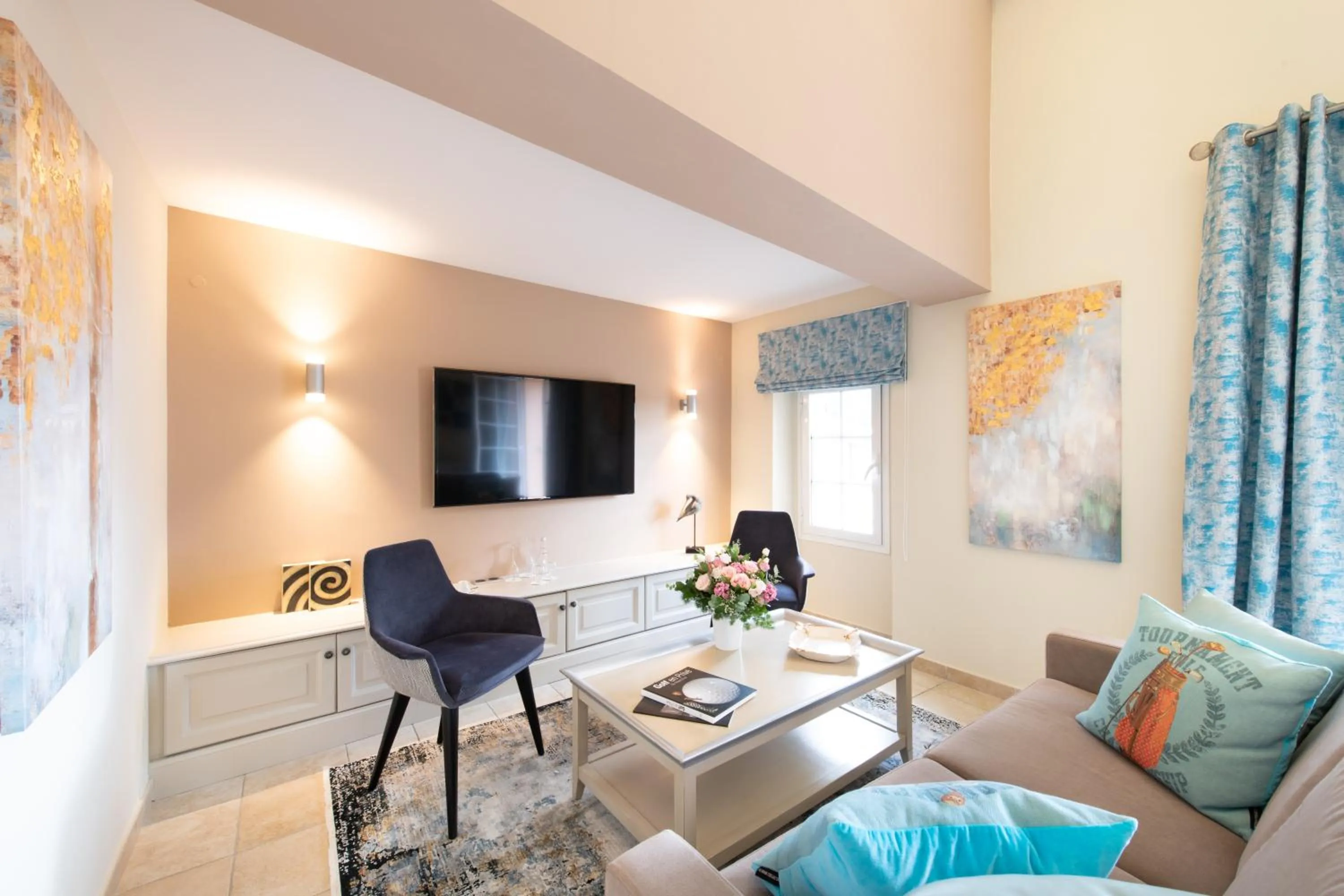 Seating area in Hôtel Golf & Spa Château de la Bégude The Originals Collection