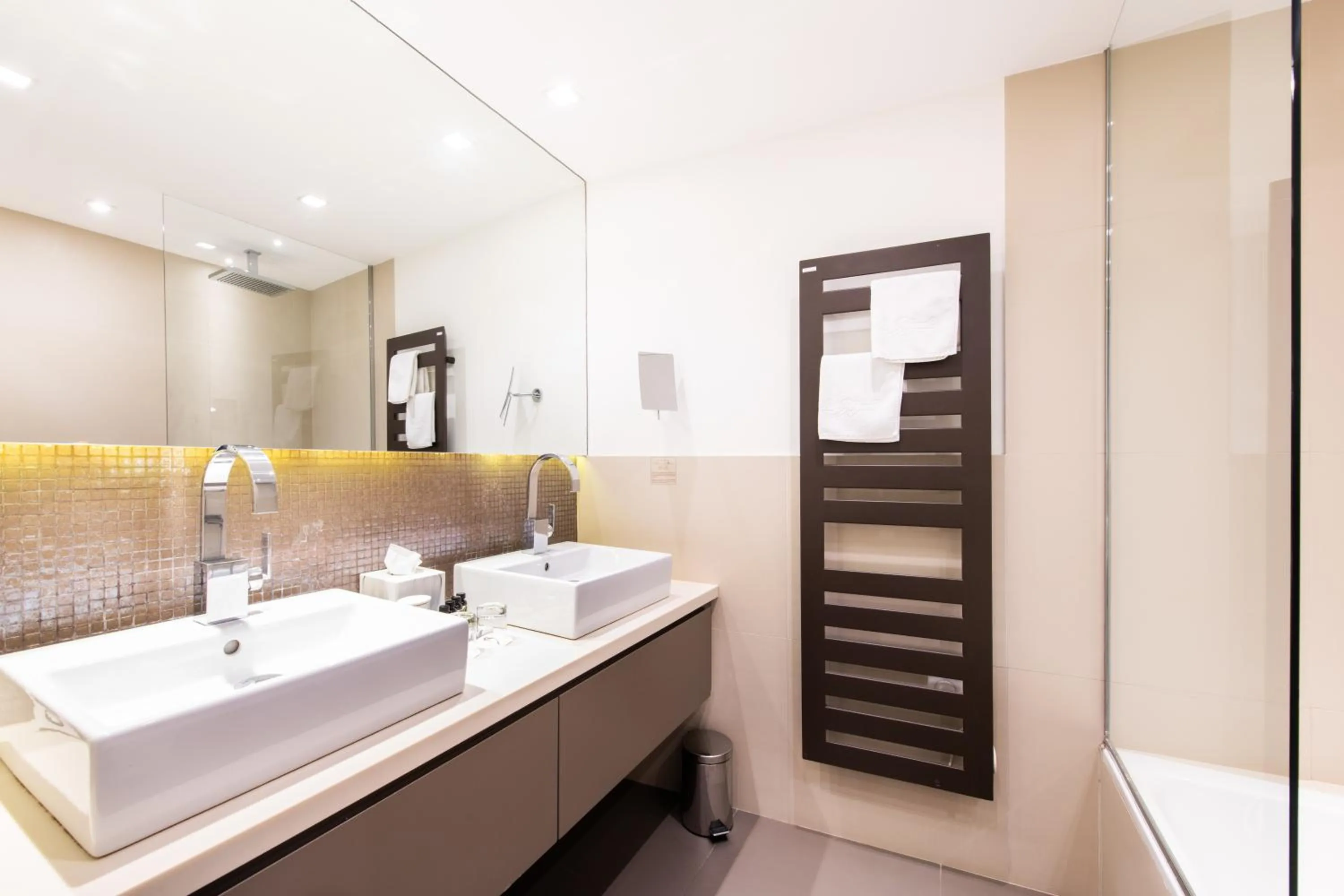 Bathroom in Hôtel Golf & Spa Château de la Bégude The Originals Collection