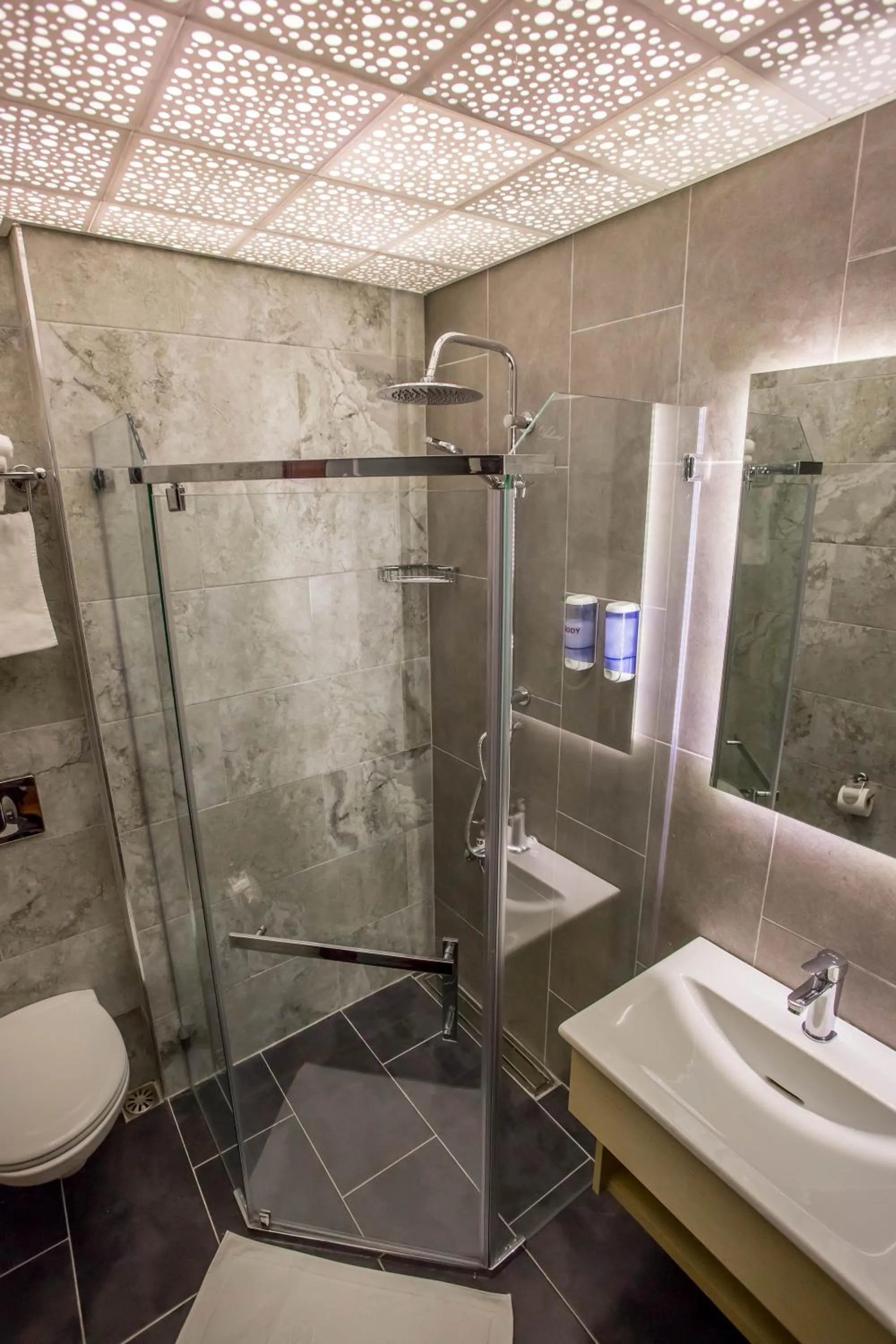 Toilet in Hotel Pera Capitol