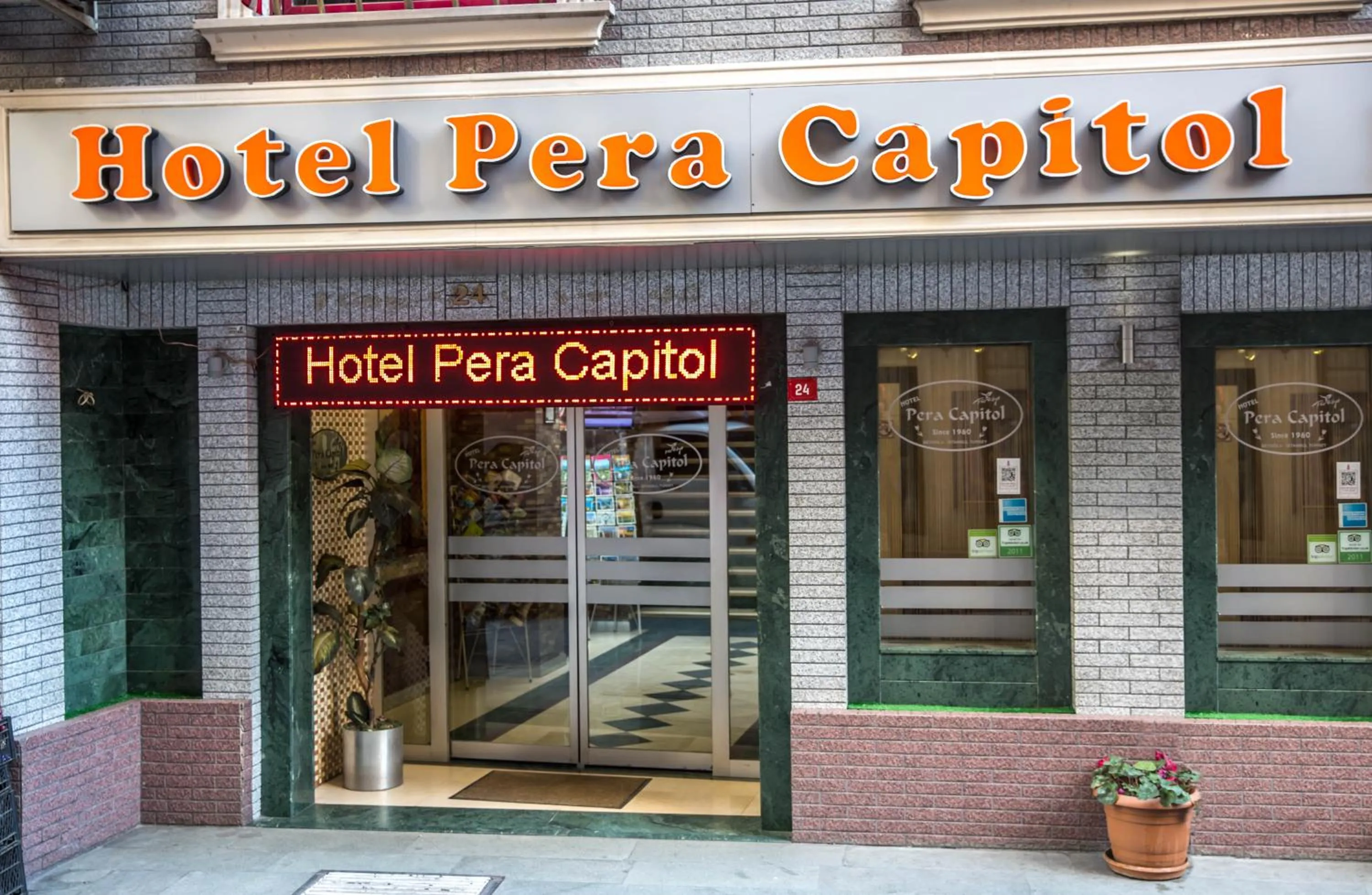 Facade/entrance in Hotel Pera Capitol