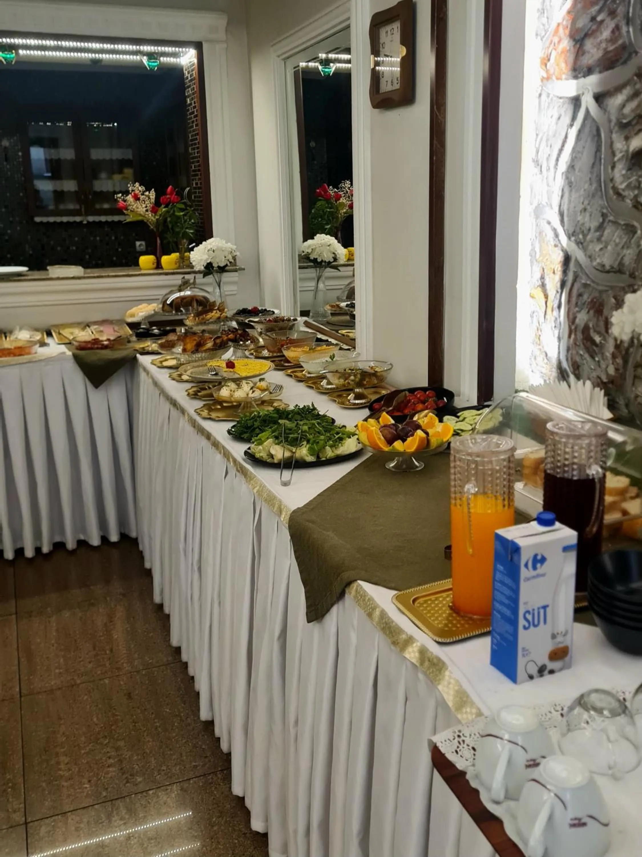 Restaurant/places to eat in Hotel Pera Capitol