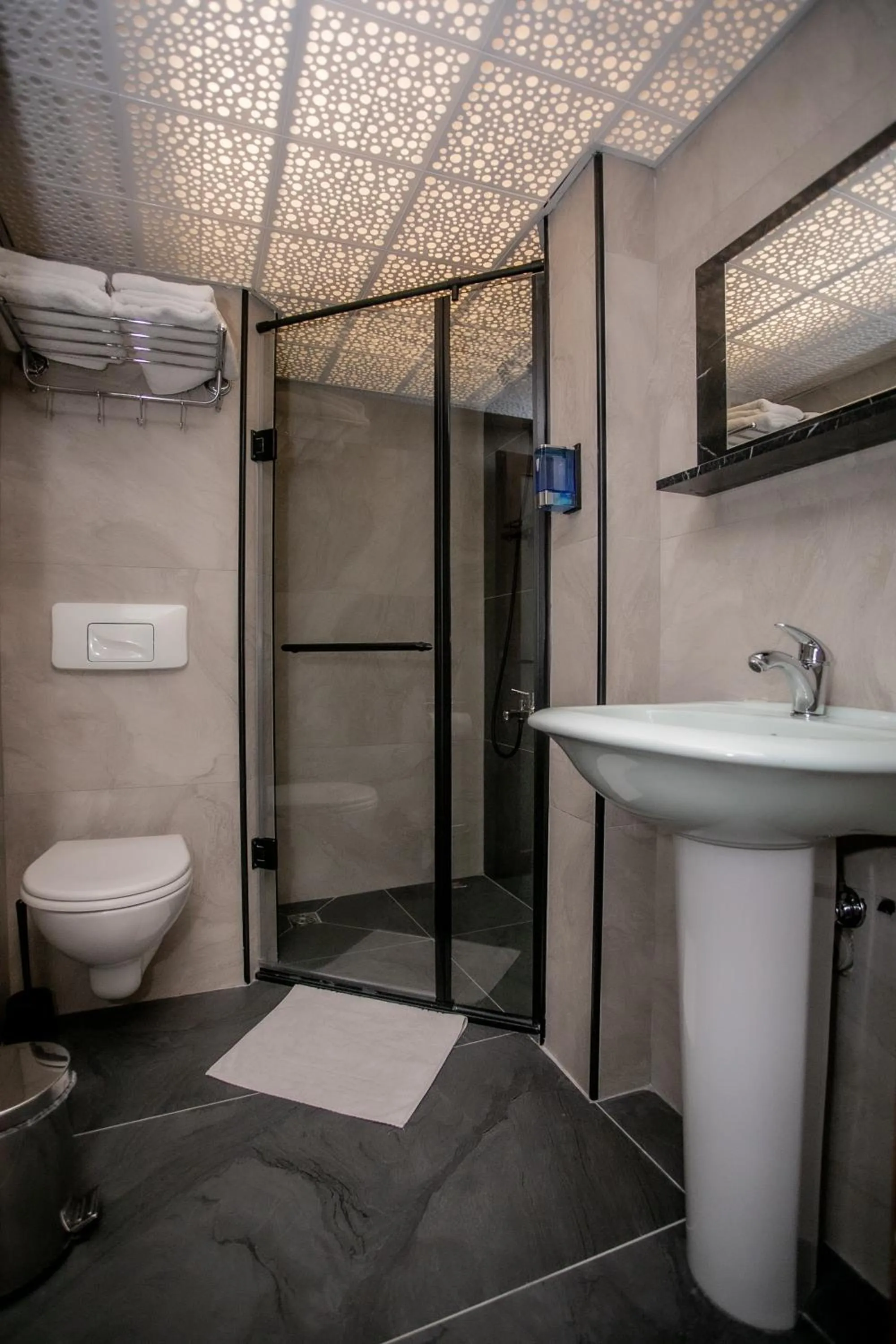 Toilet in Hotel Pera Capitol