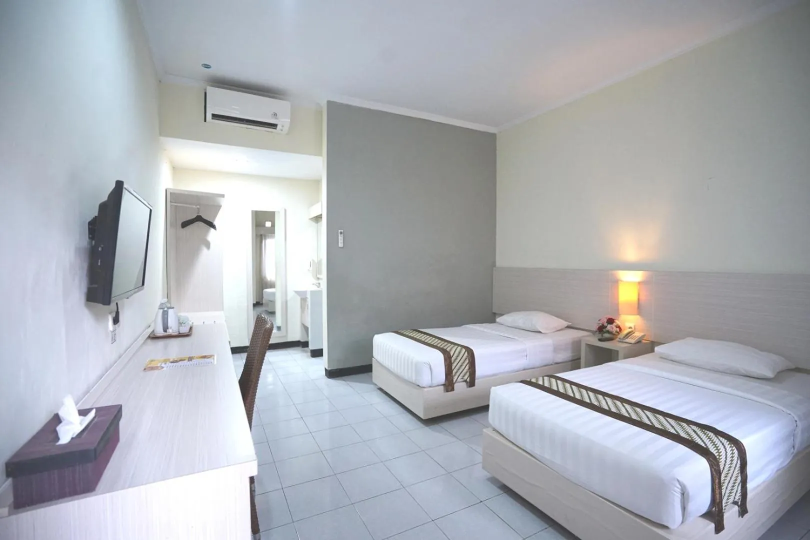 Bedroom, Bed in Cakra Kusuma Hotel