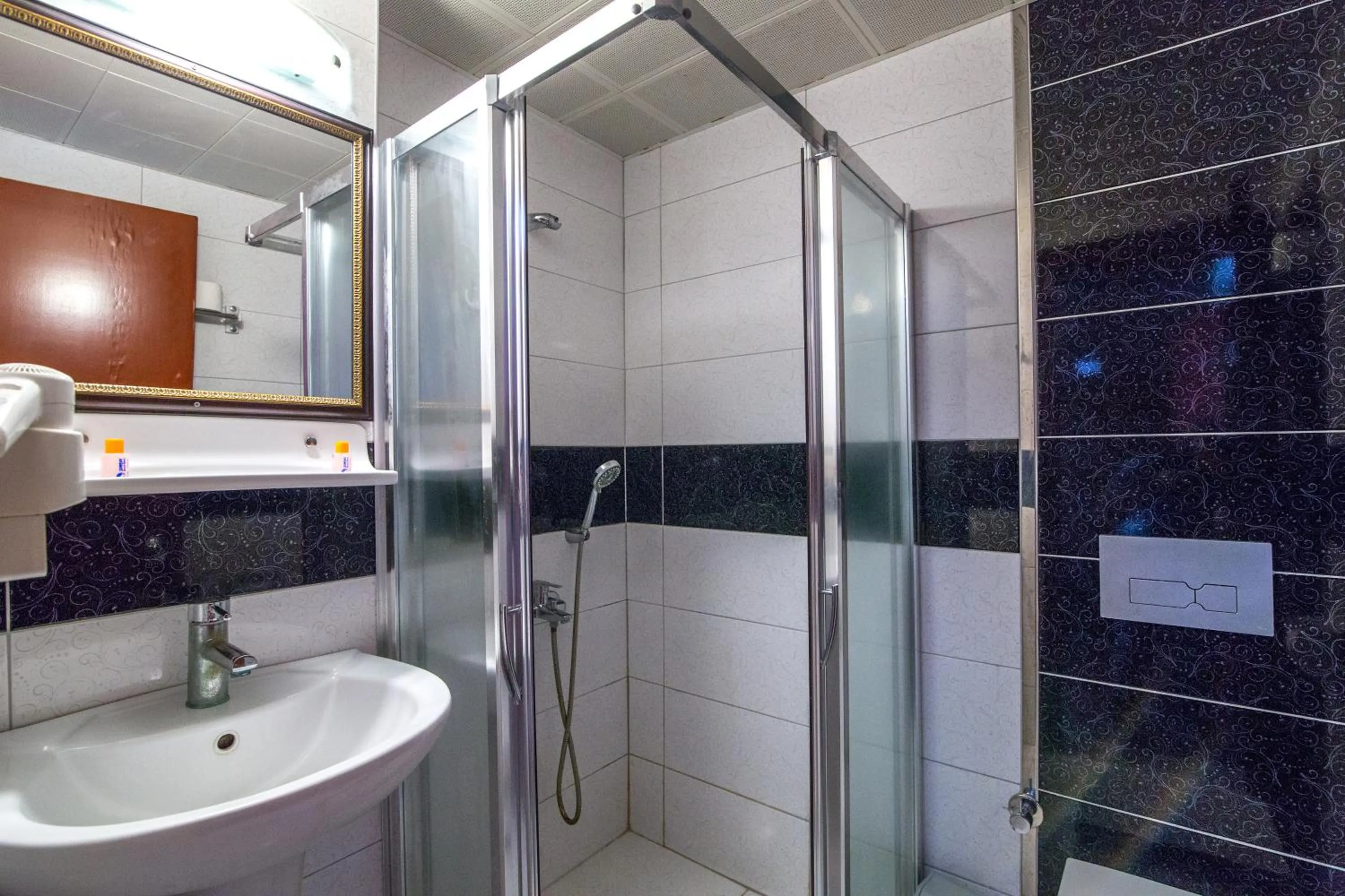 Shower in Sunday Beach Hotel