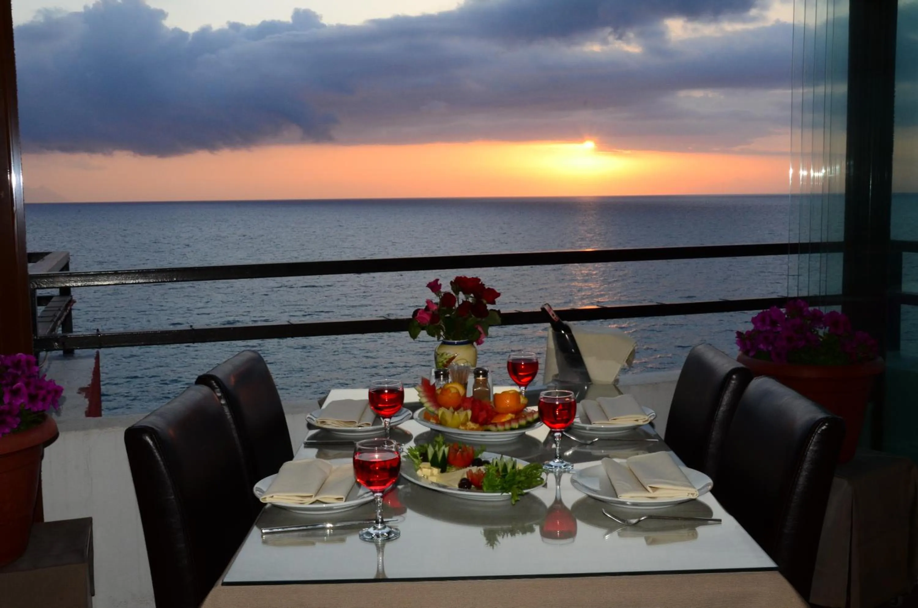 Restaurant/places to eat in Sunday Beach Hotel