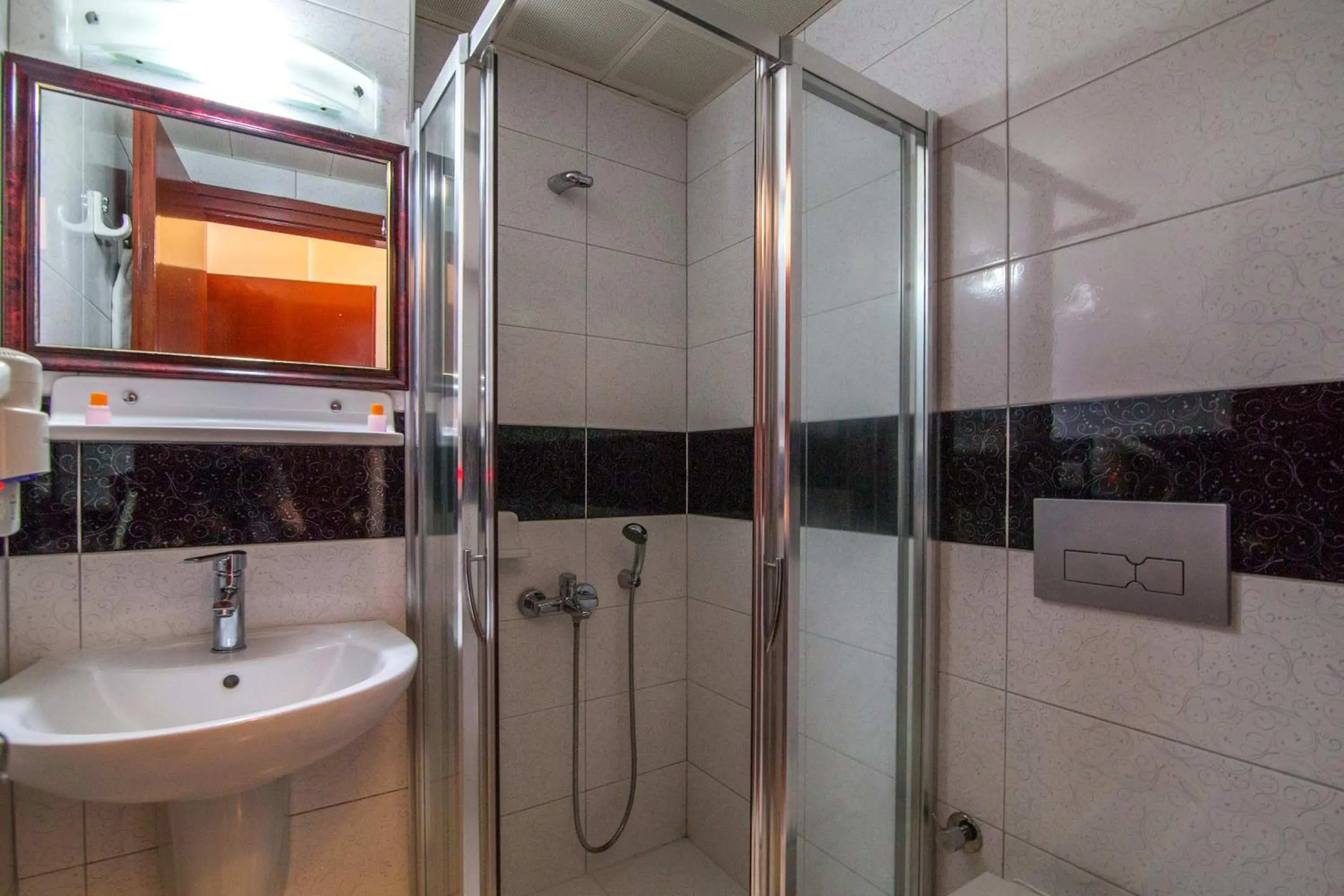 Shower in Sunday Beach Hotel