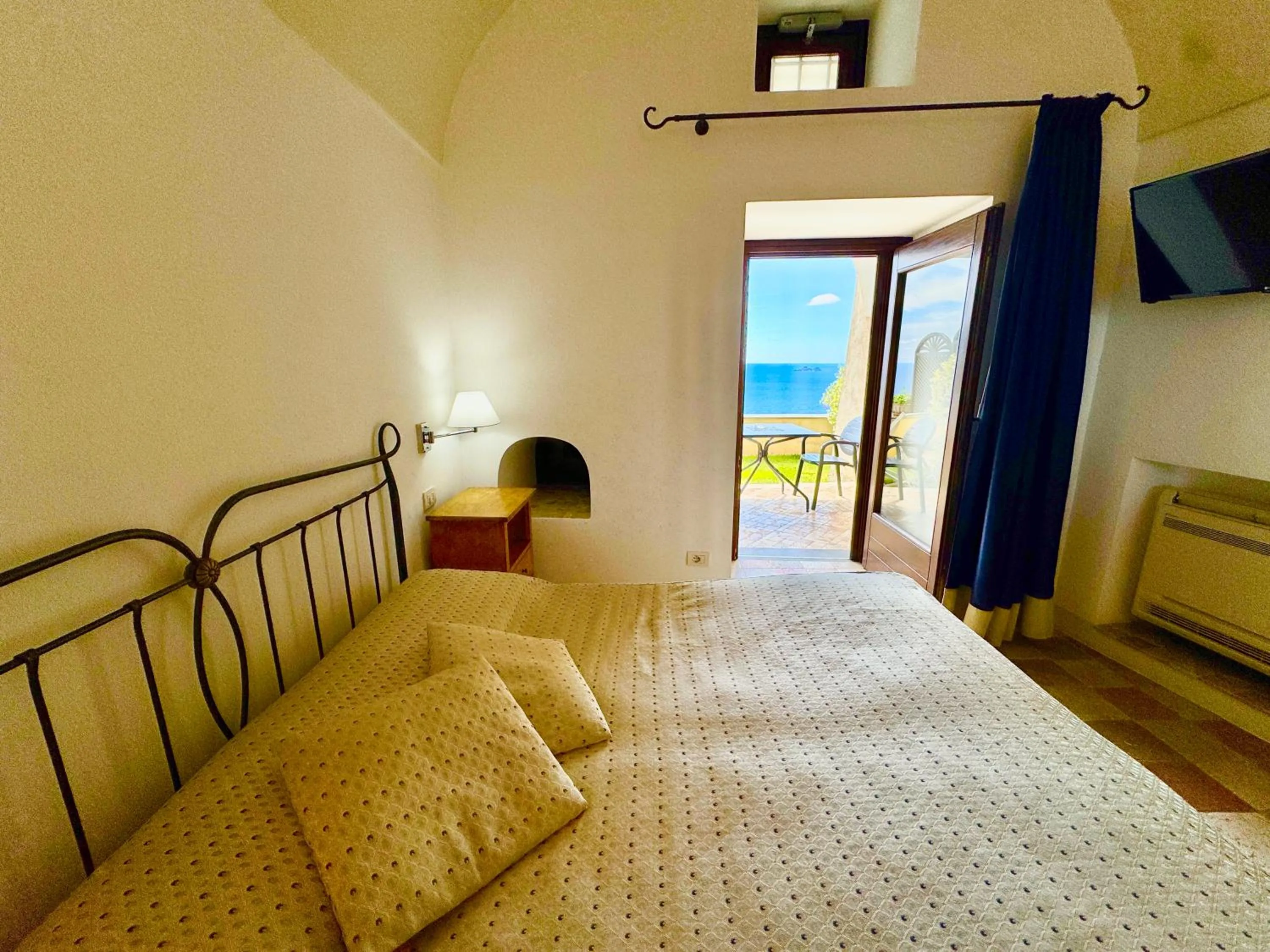 Bed in Villa Il Frantoio and Lilmar