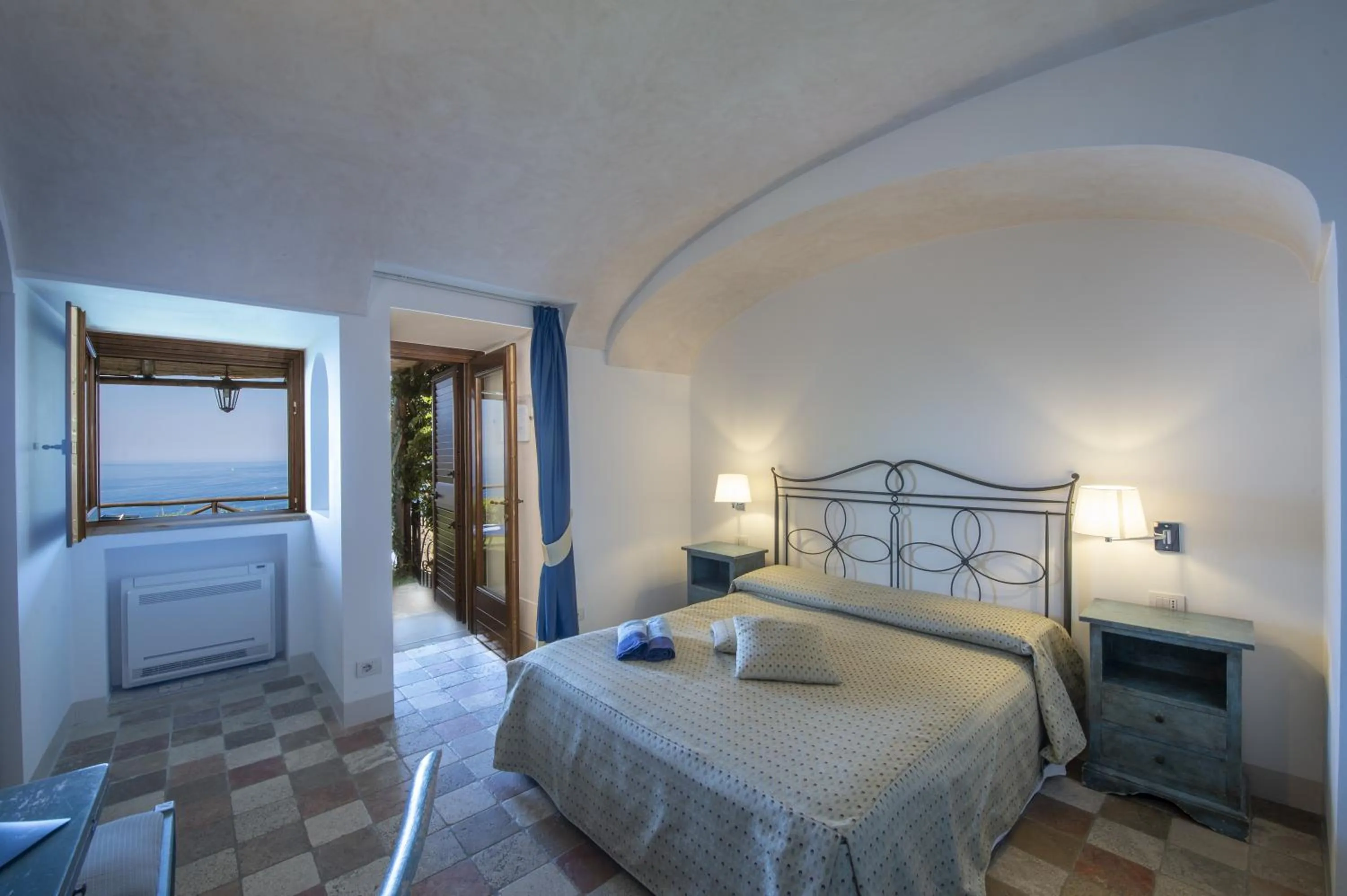 Property building, Bed in Villa Il Frantoio and Lilmar