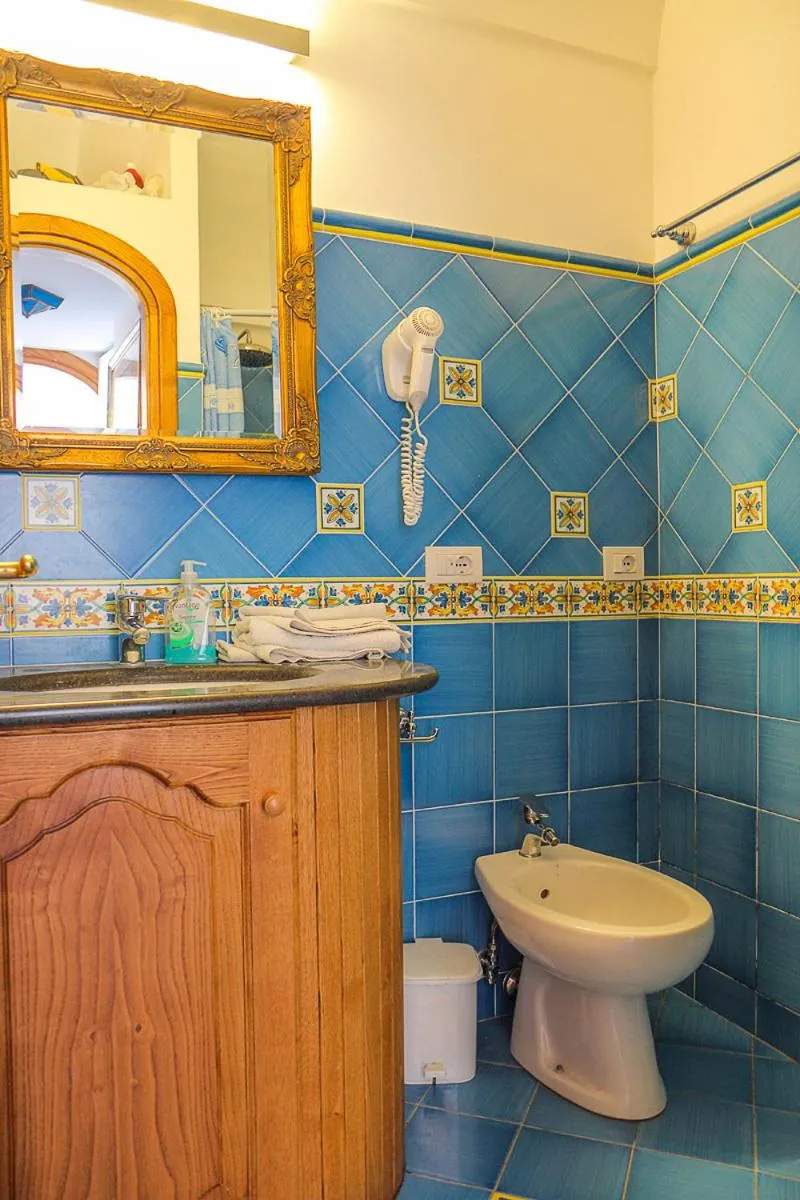 Bathroom in Villa Il Frantoio and Lilmar
