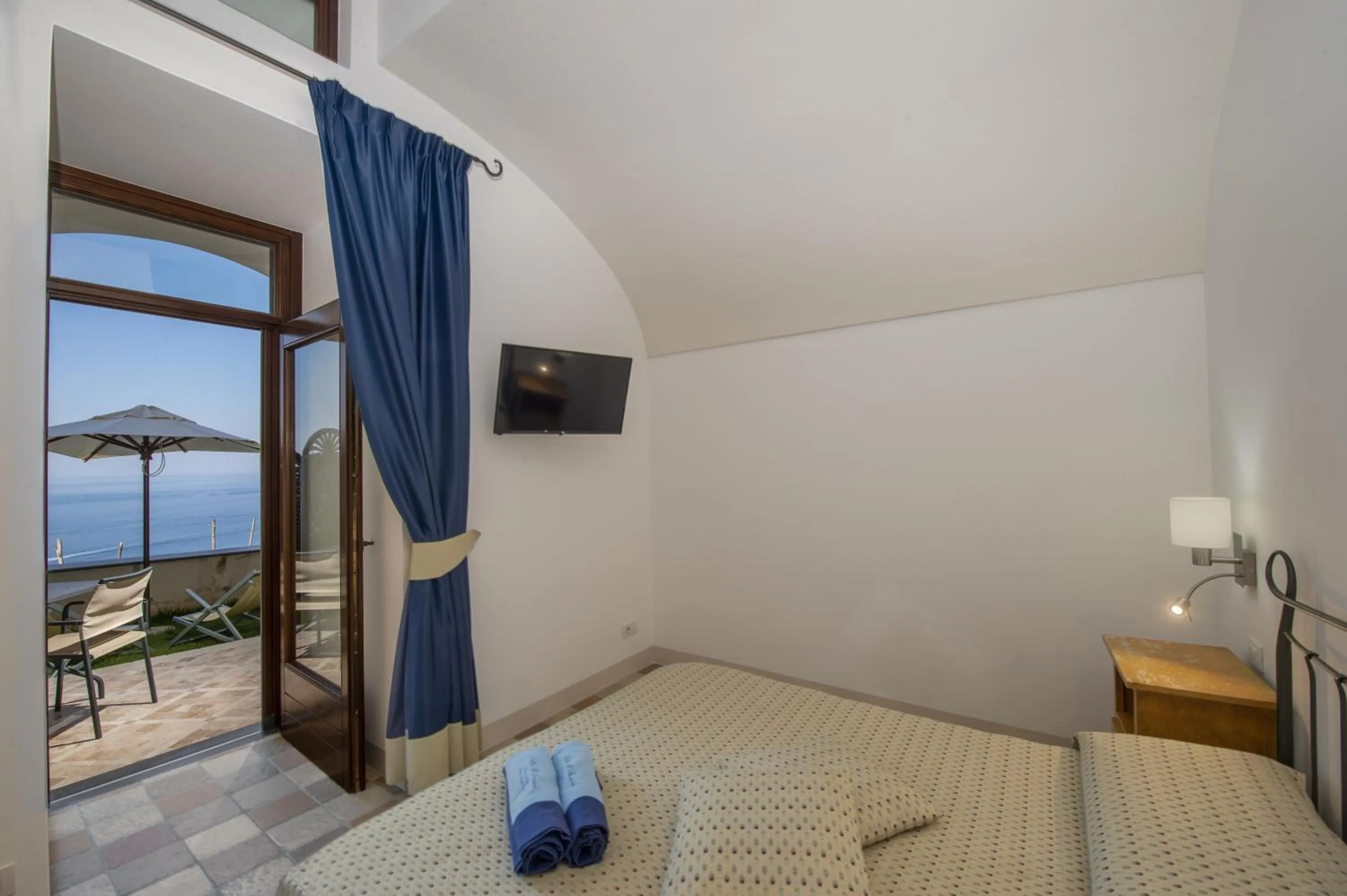 Property building, Bed in Villa Il Frantoio and Lilmar