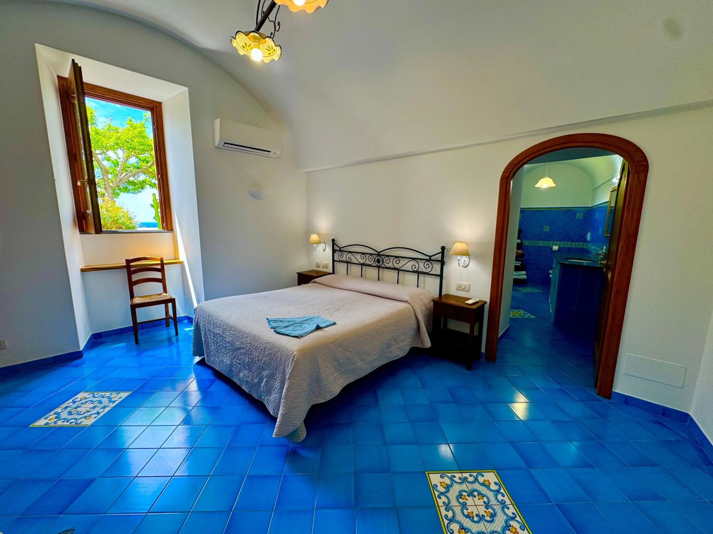 Bed in Villa Il Frantoio and Lilmar