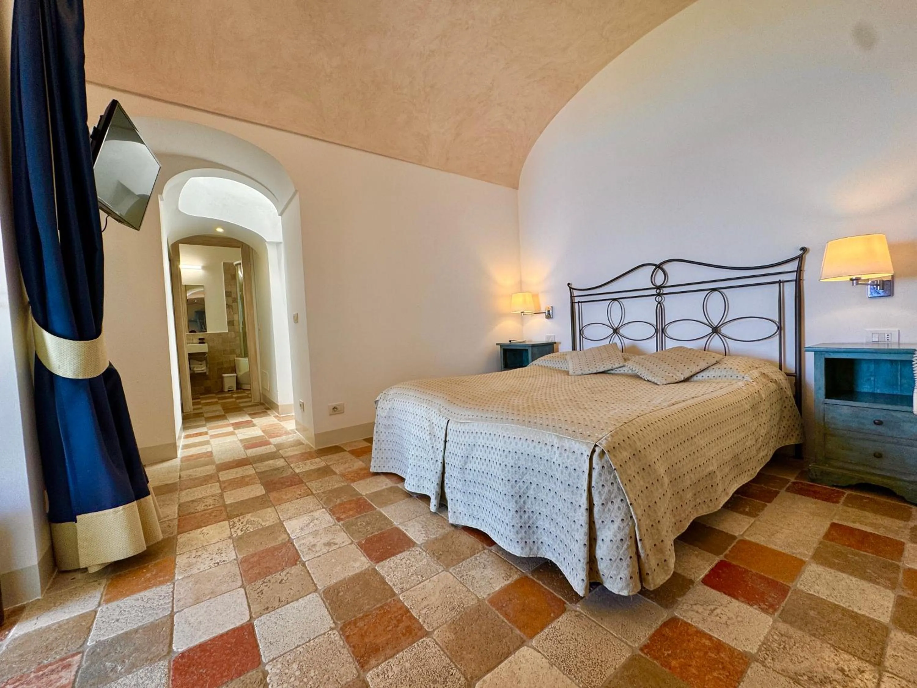 Bed in Villa Il Frantoio and Lilmar