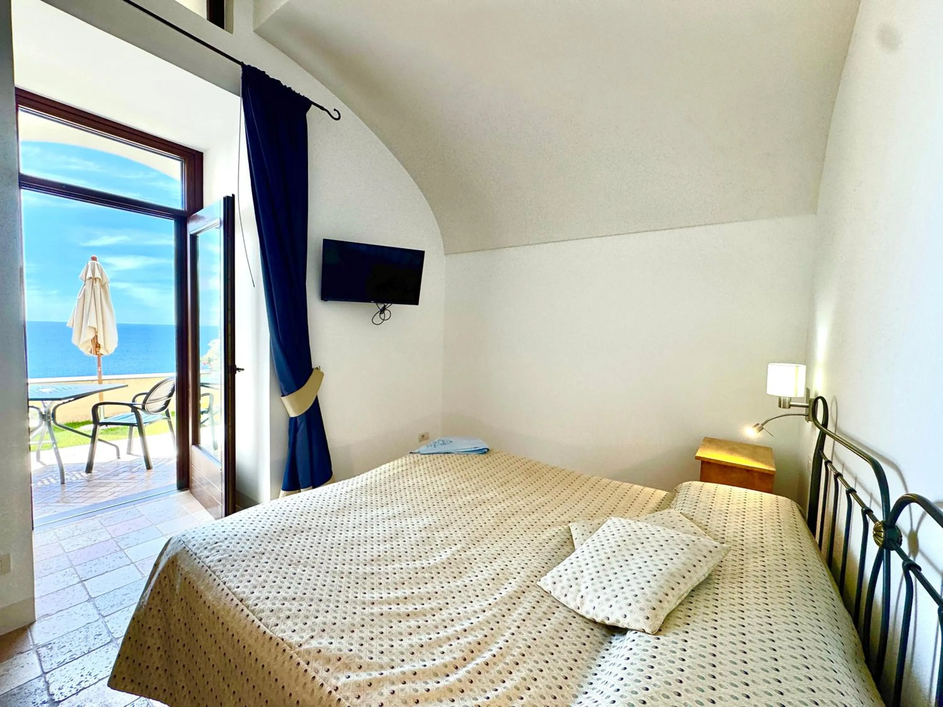 Bed in Villa Il Frantoio and Lilmar