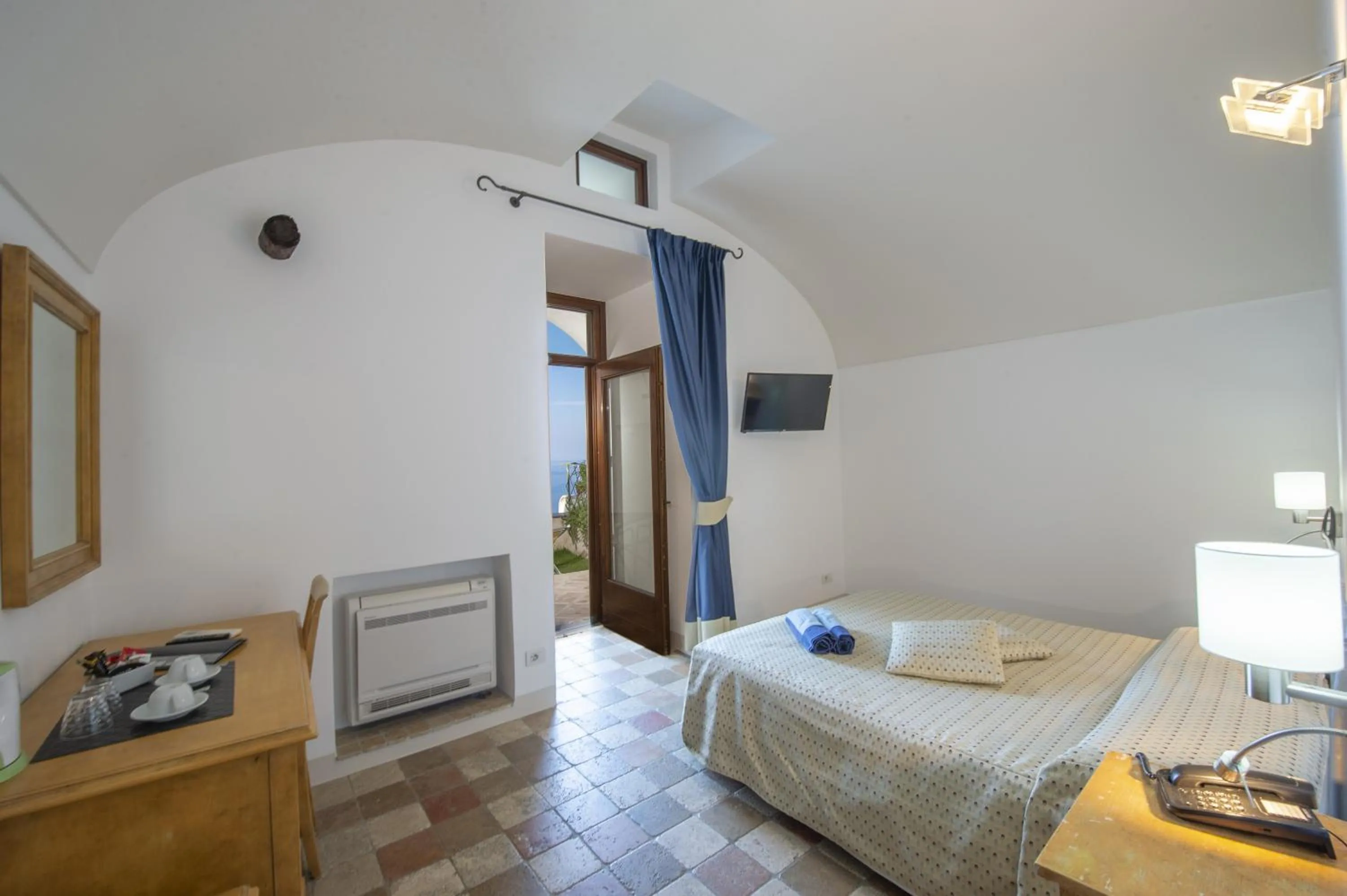 Property building, Bed in Villa Il Frantoio and Lilmar