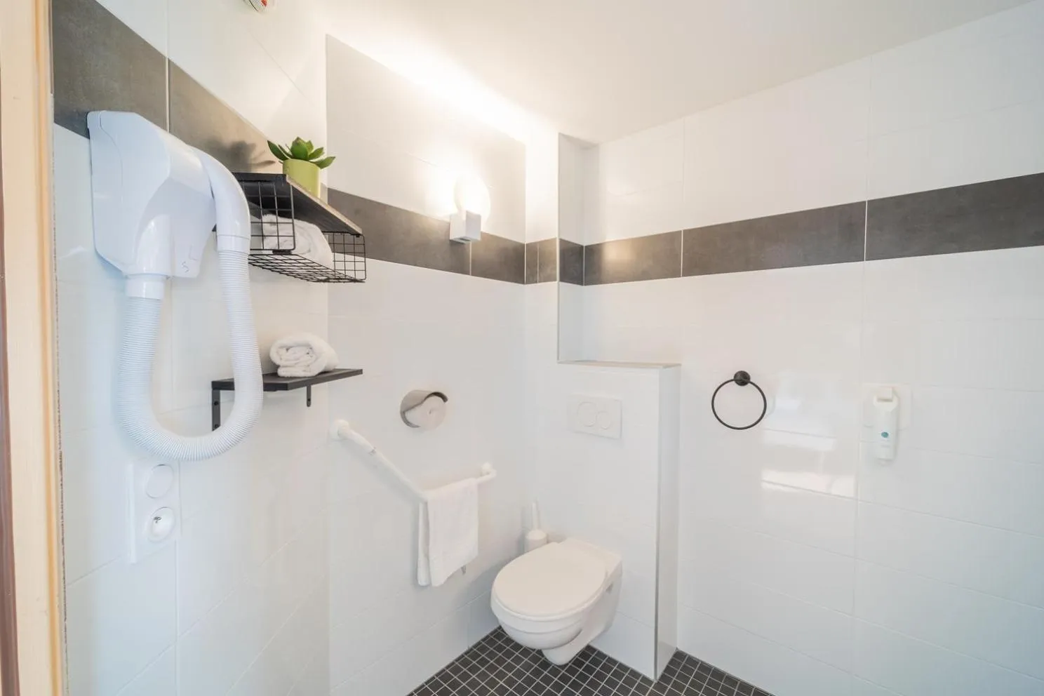 Shower in Centre Jean XXIII