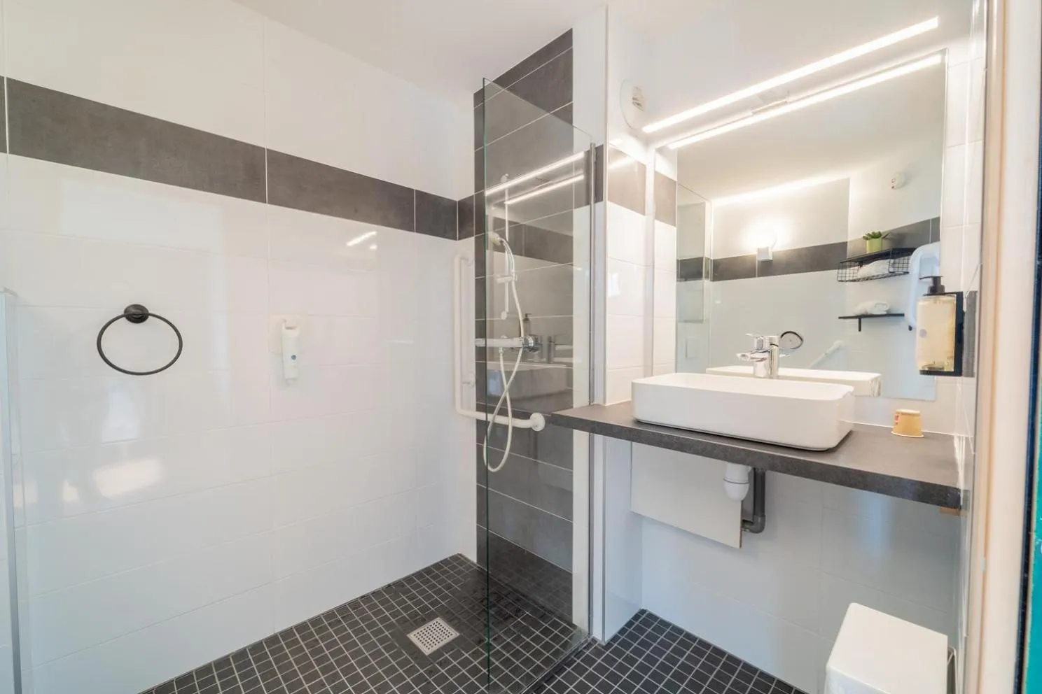 Shower in Centre Jean XXIII