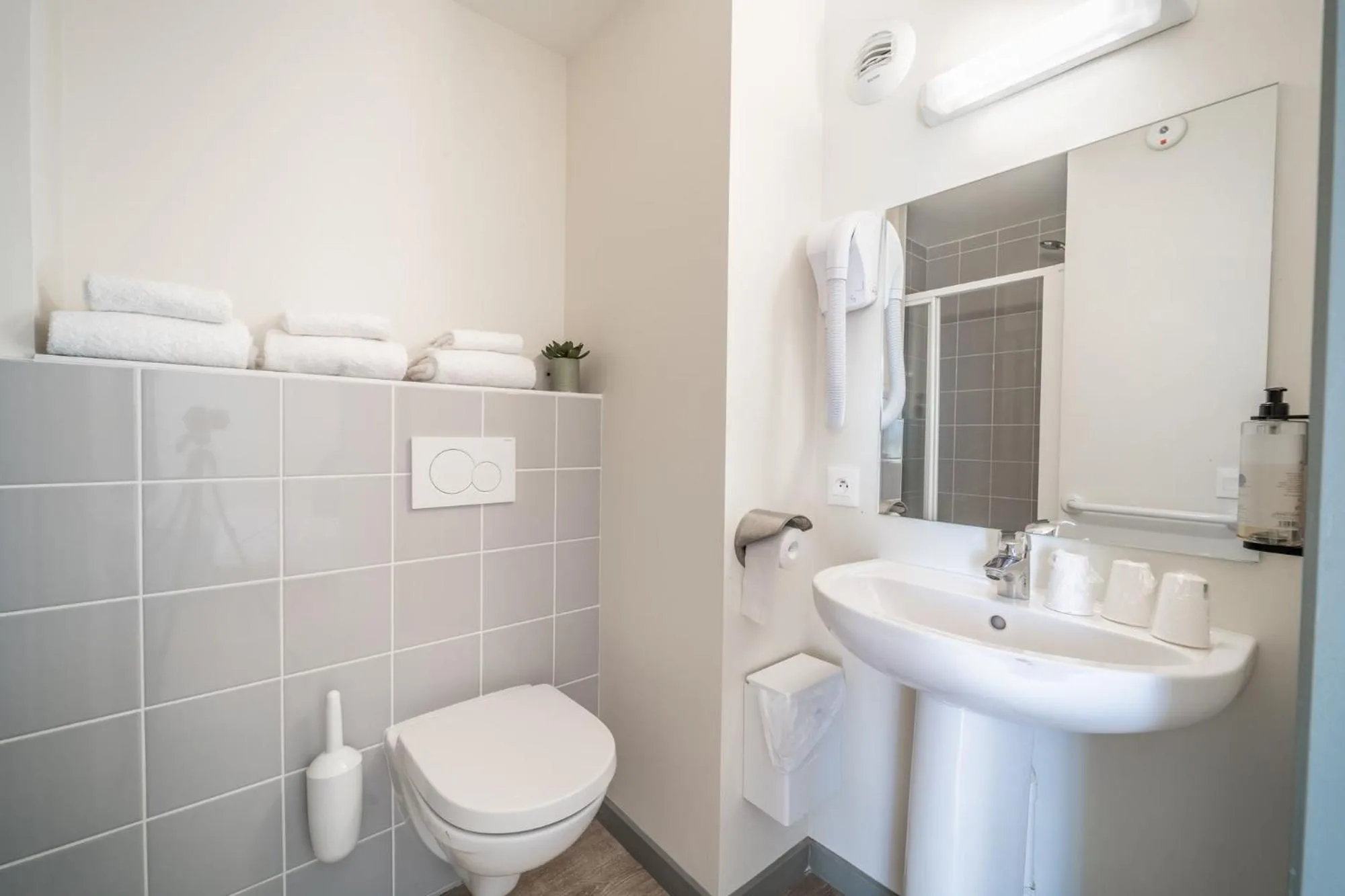 Shower in Centre Jean XXIII