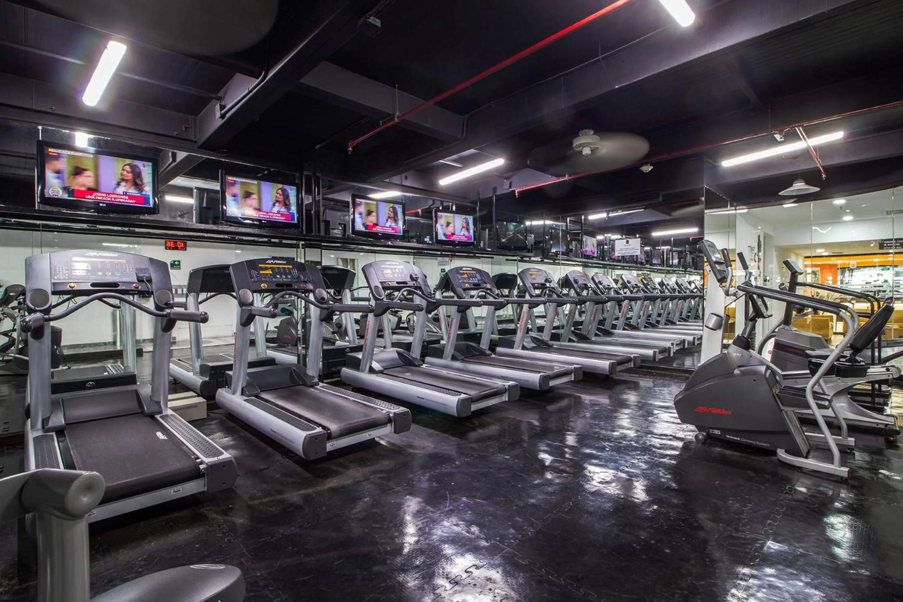 Fitness centre/facilities in Camino Real Aeropuerto