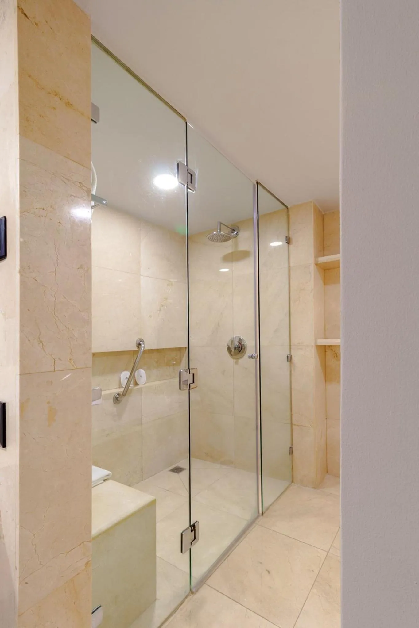 Shower in Camino Real Aeropuerto