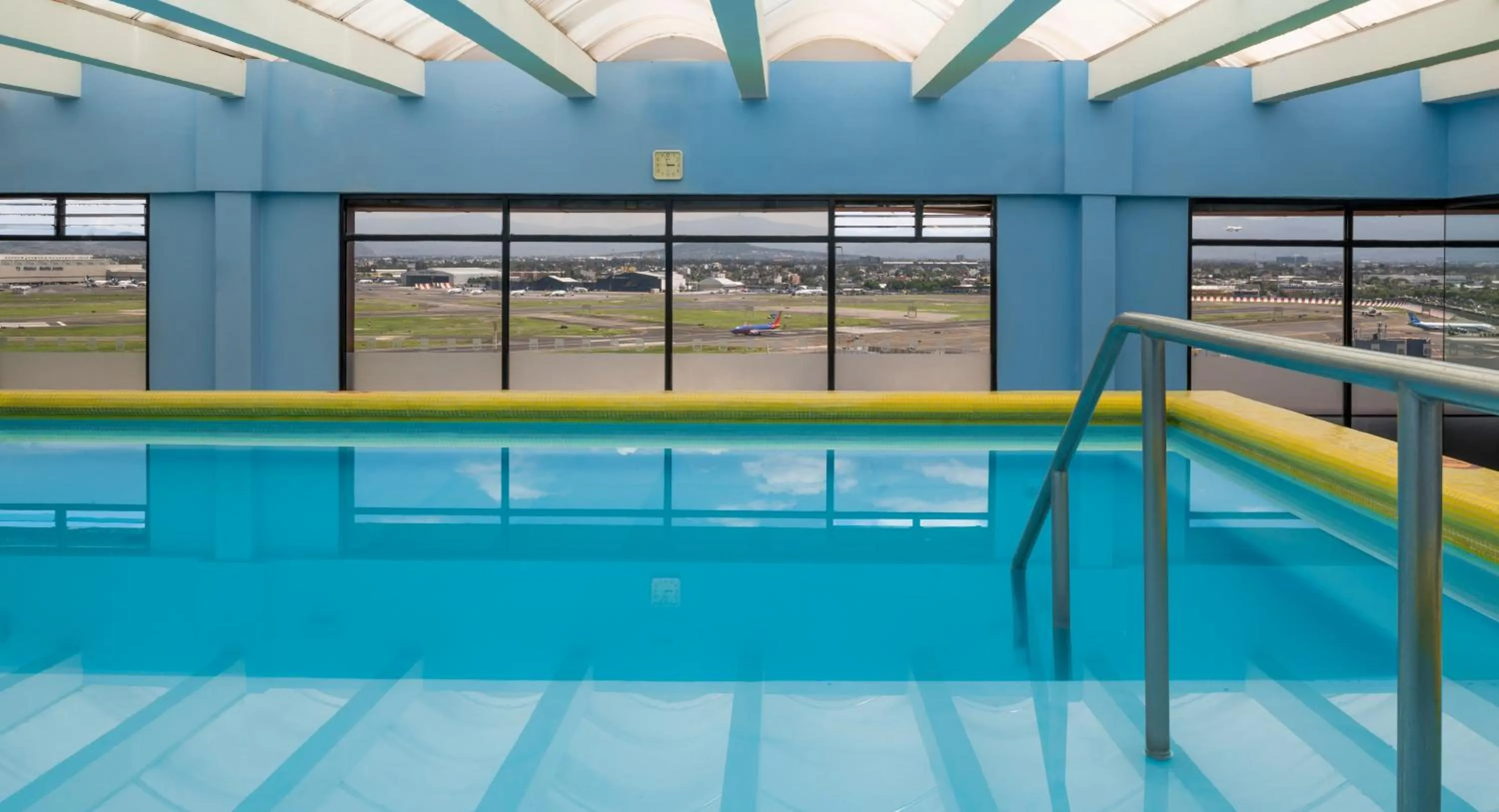 Swimming pool in Camino Real Aeropuerto