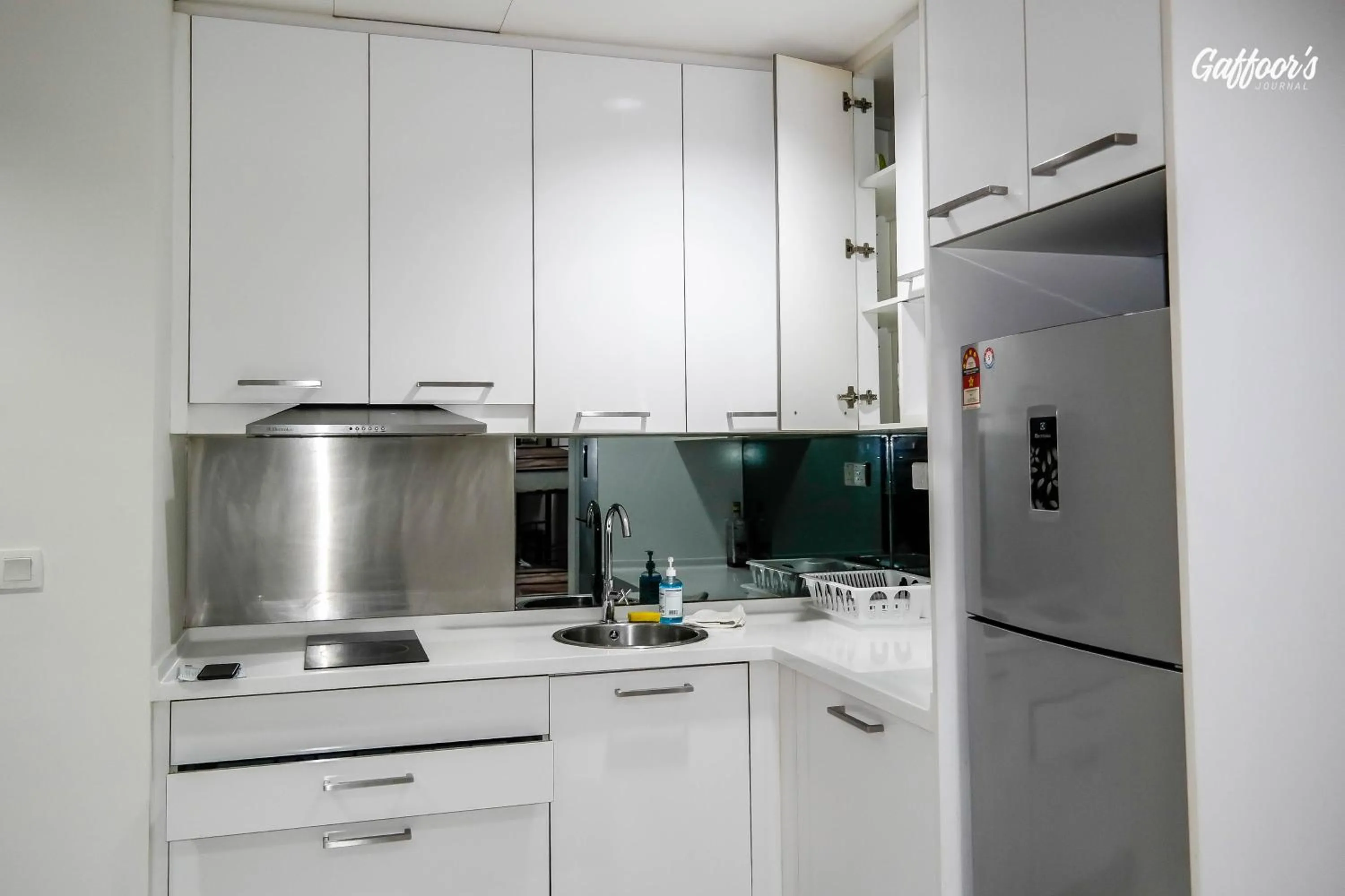 Kitchen or kitchenette in Resort Hostel In City