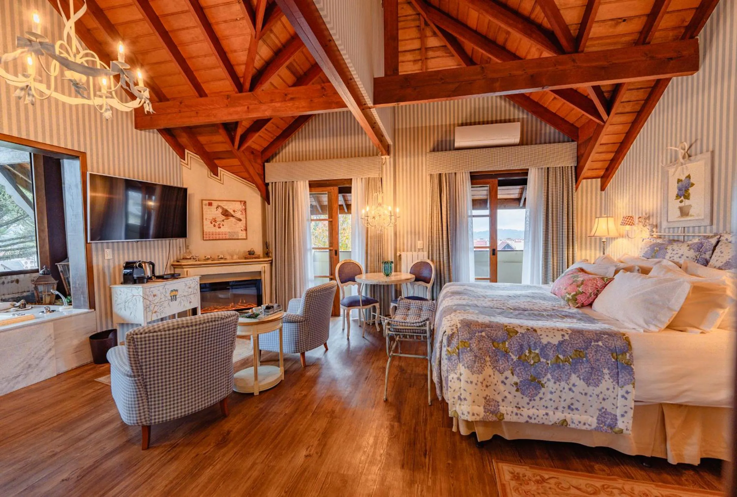 Communal lounge/ TV room, Bed in Casa da Montanha