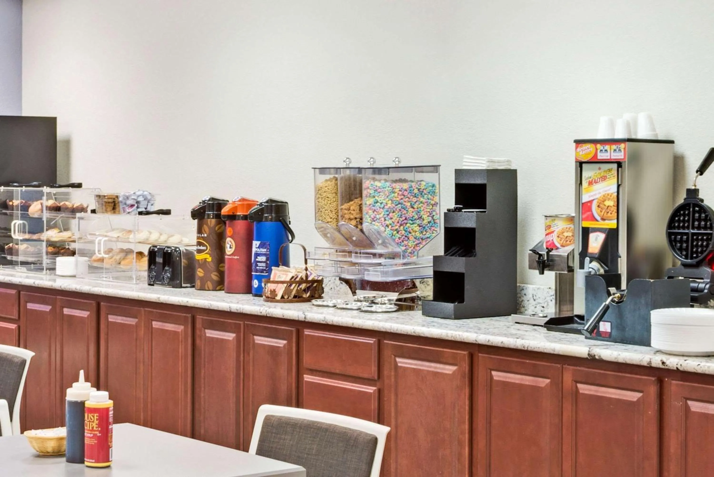 Restaurant/places to eat in Microtel Inn & Suites Urbandale