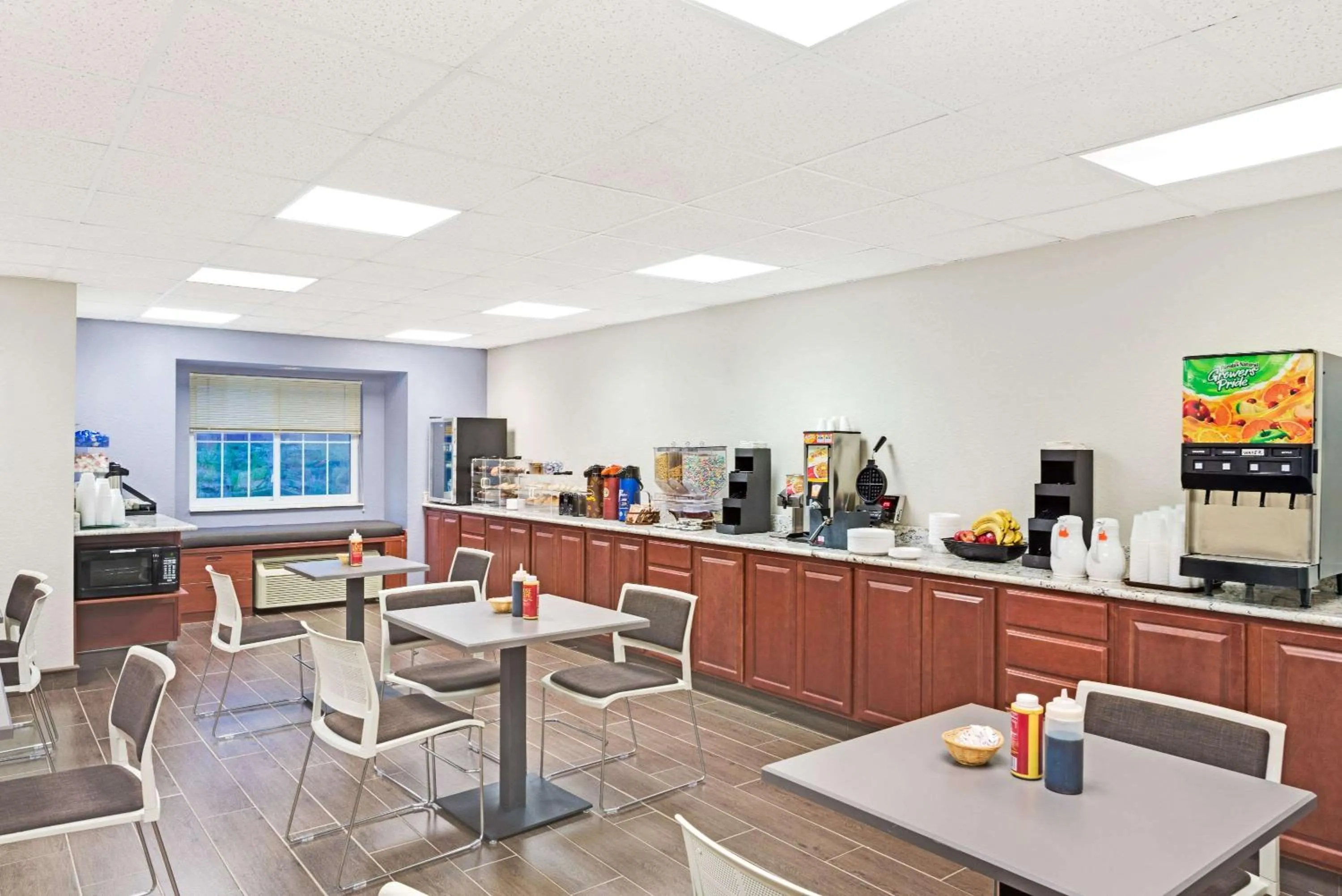 Restaurant/places to eat in Microtel Inn & Suites Urbandale