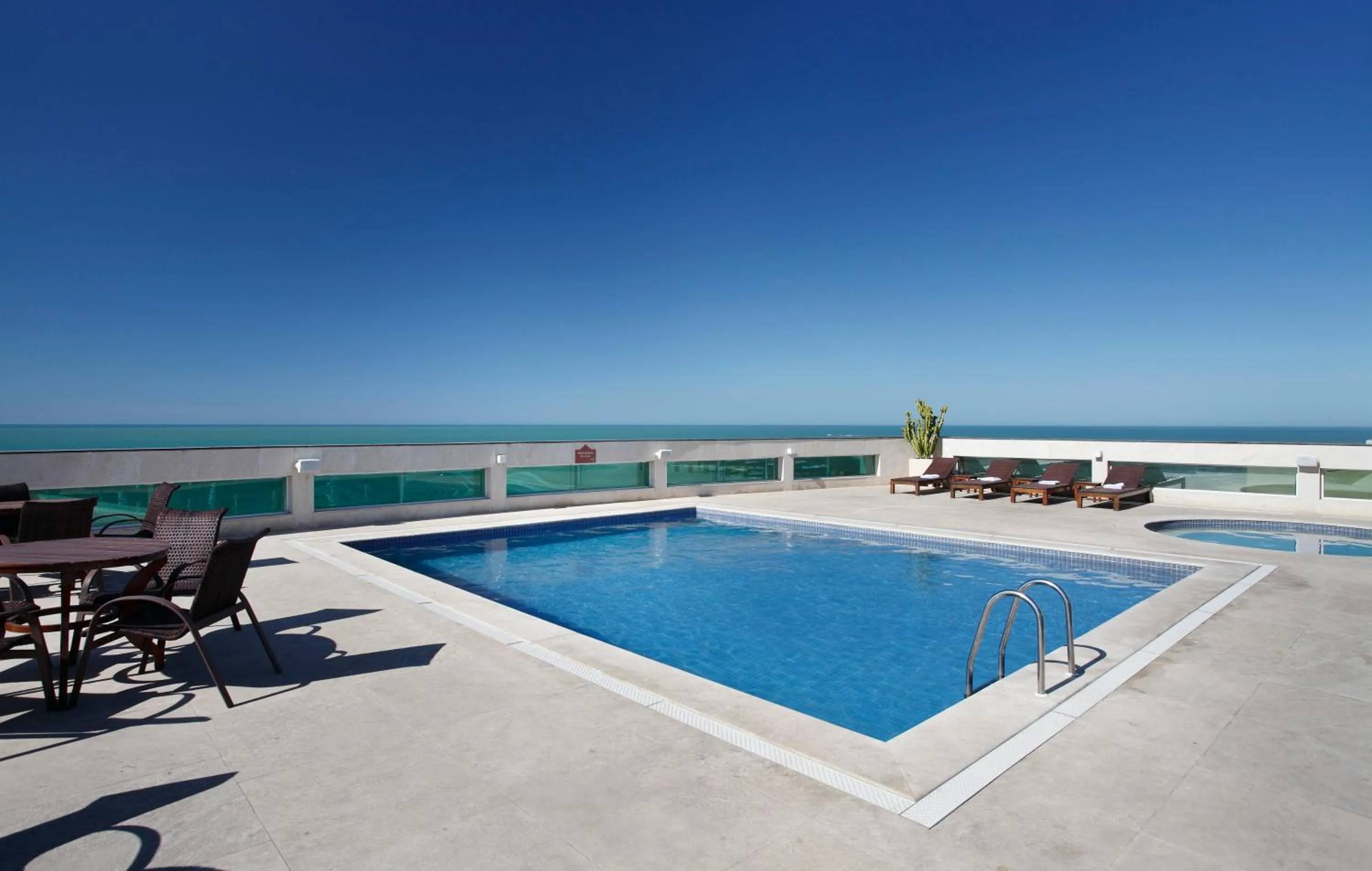Swimming pool in Royal Macaé Palace Hotel