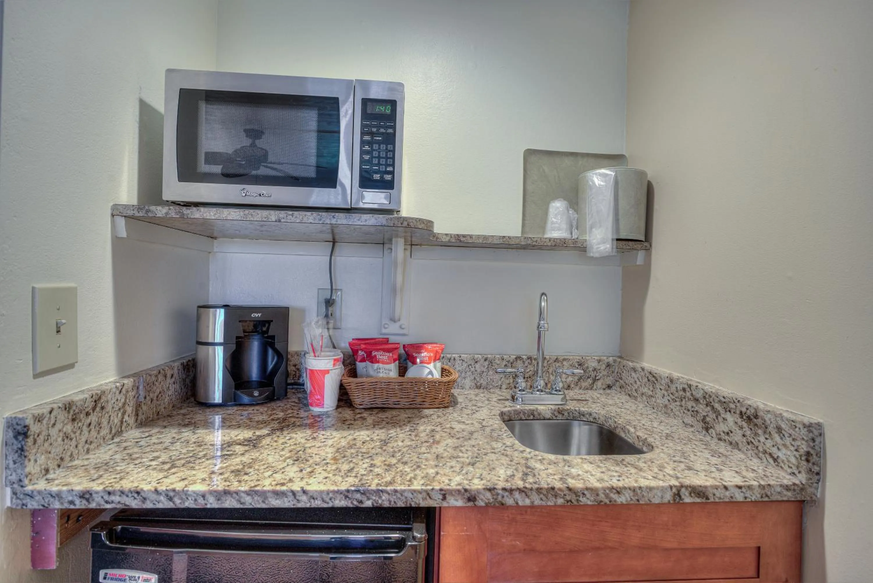 microwave in La Fiesta Ocean Inn & Suites