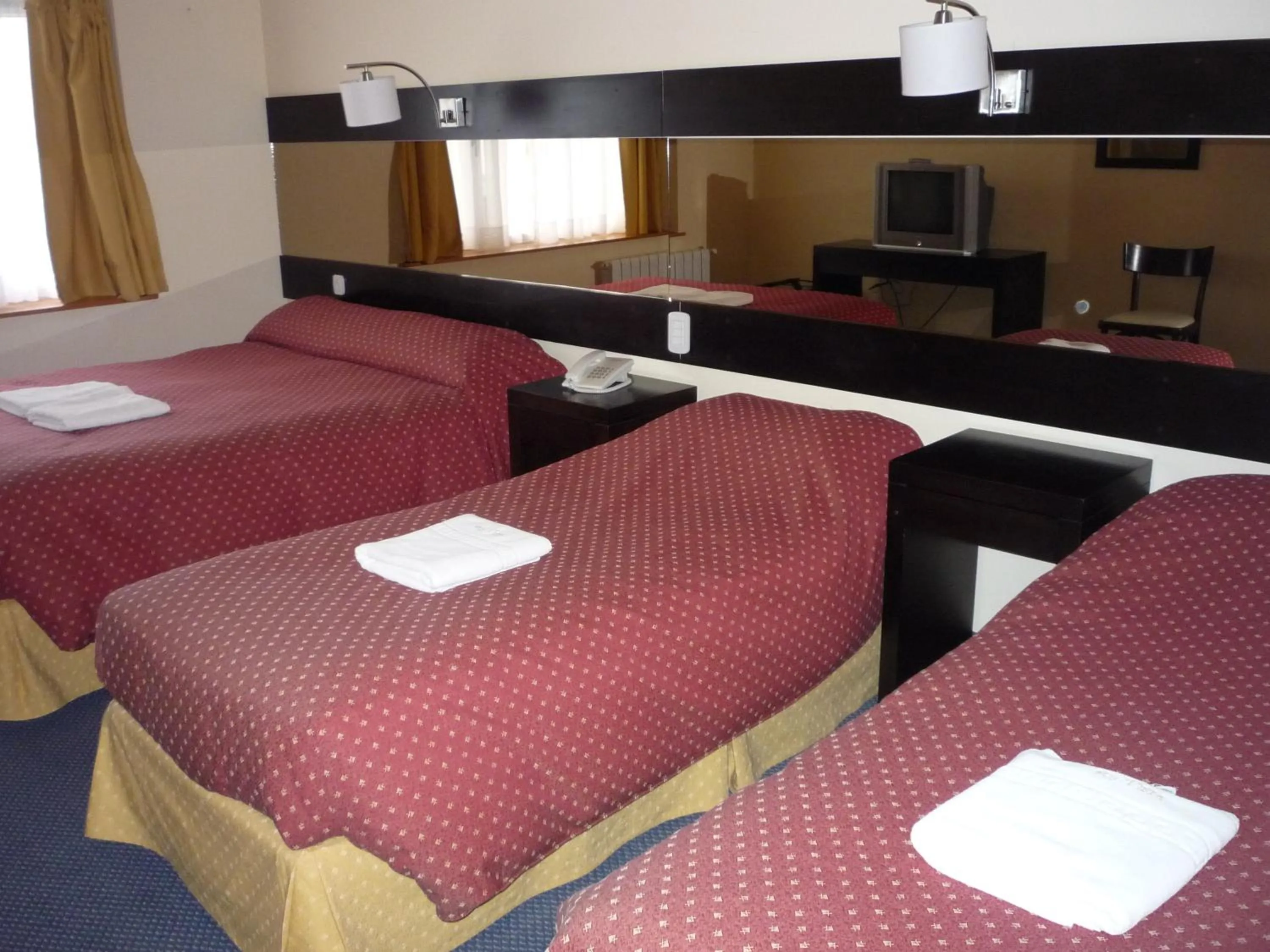 Photo of the whole room, Bed in Marcopolo Suites Calafate